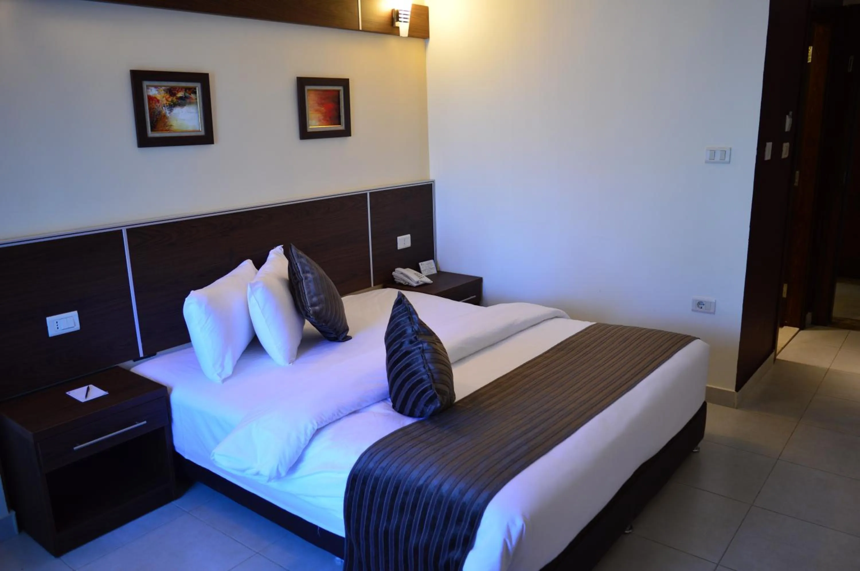 Bathroom, Bed in Ream Hotel Amman