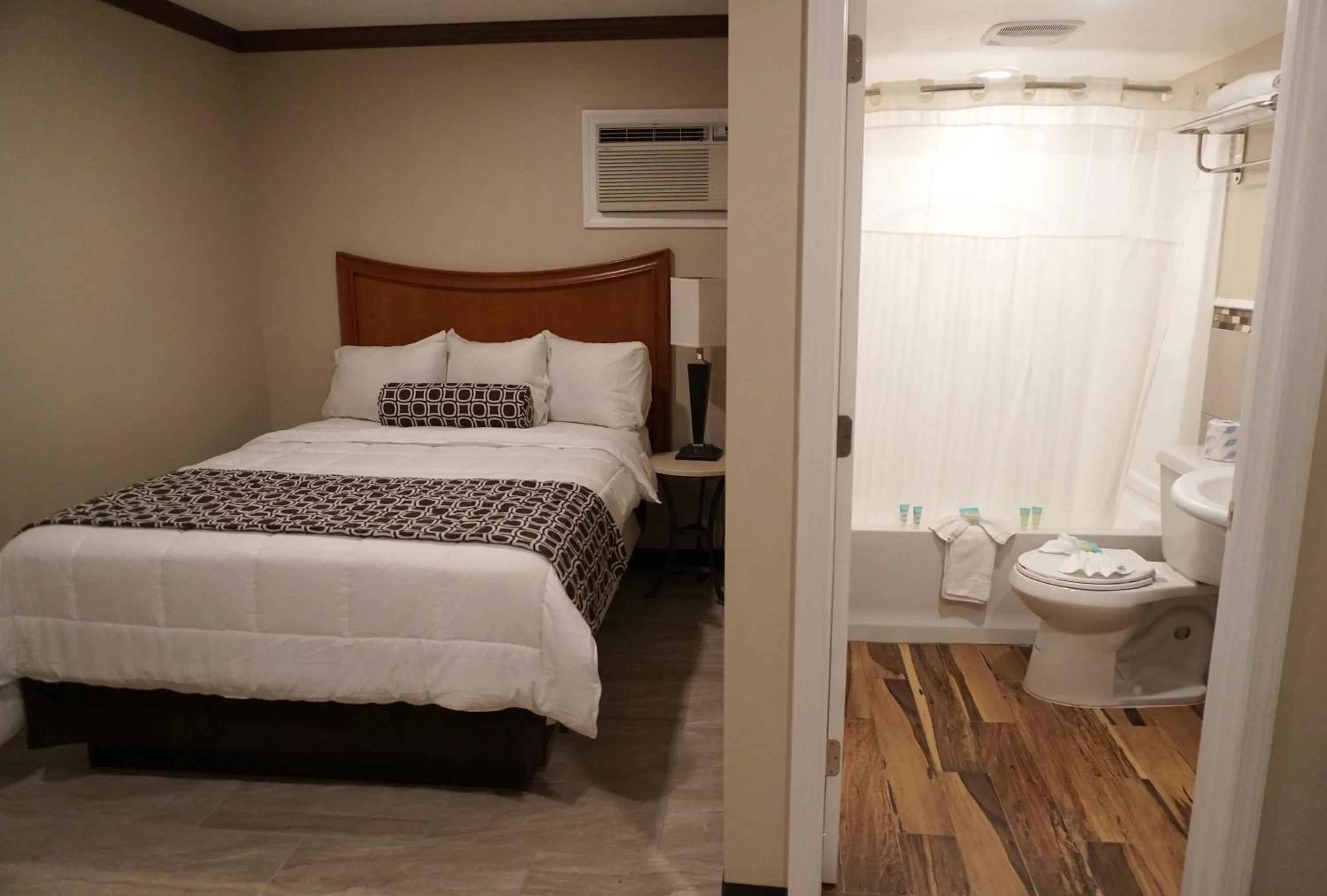 Bathroom, Bed in Beachside Resort