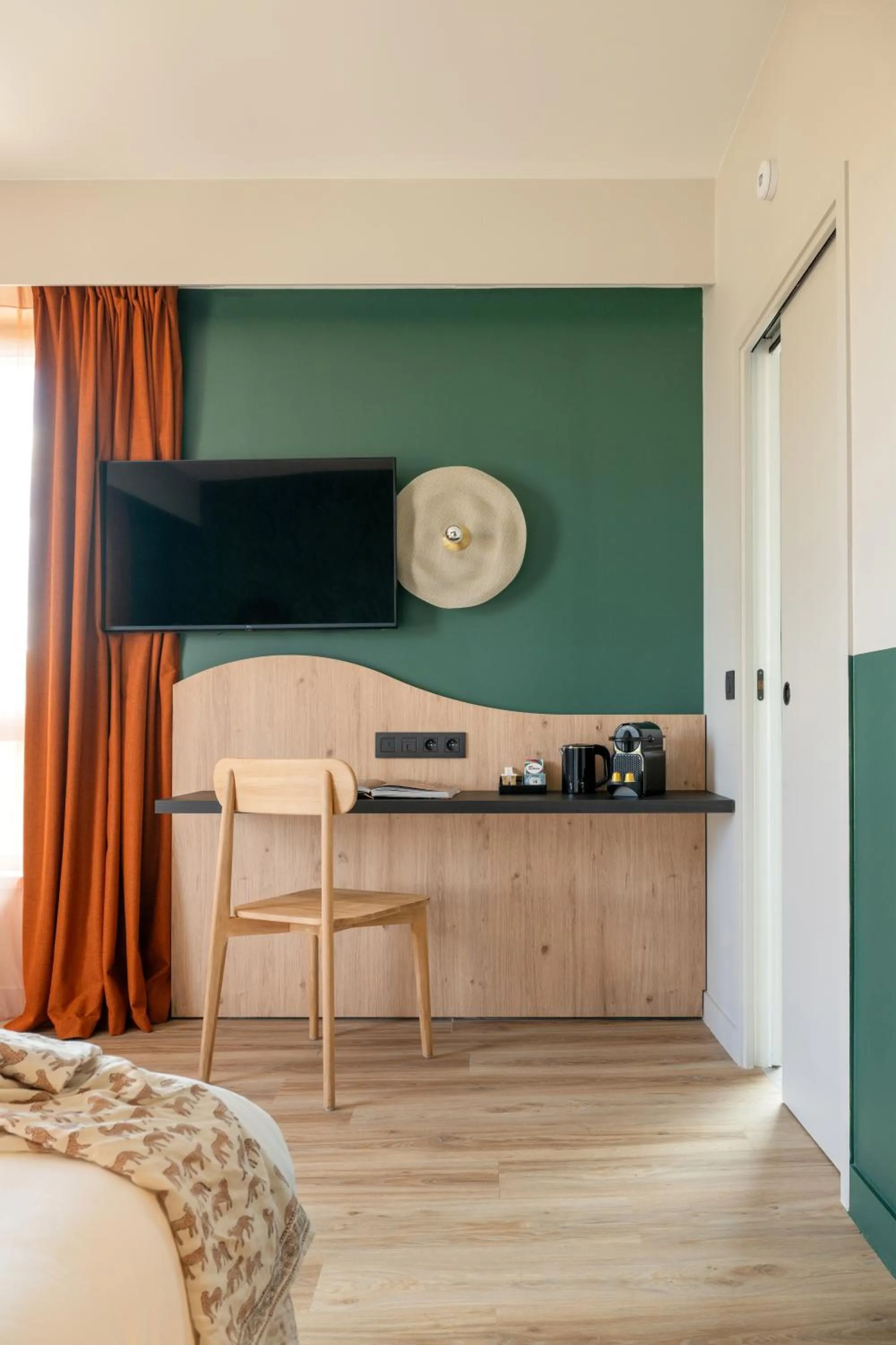 TV and multimedia, Bed in All Suites Hôtel - Paris Pleyel - L'Île Saint Denis