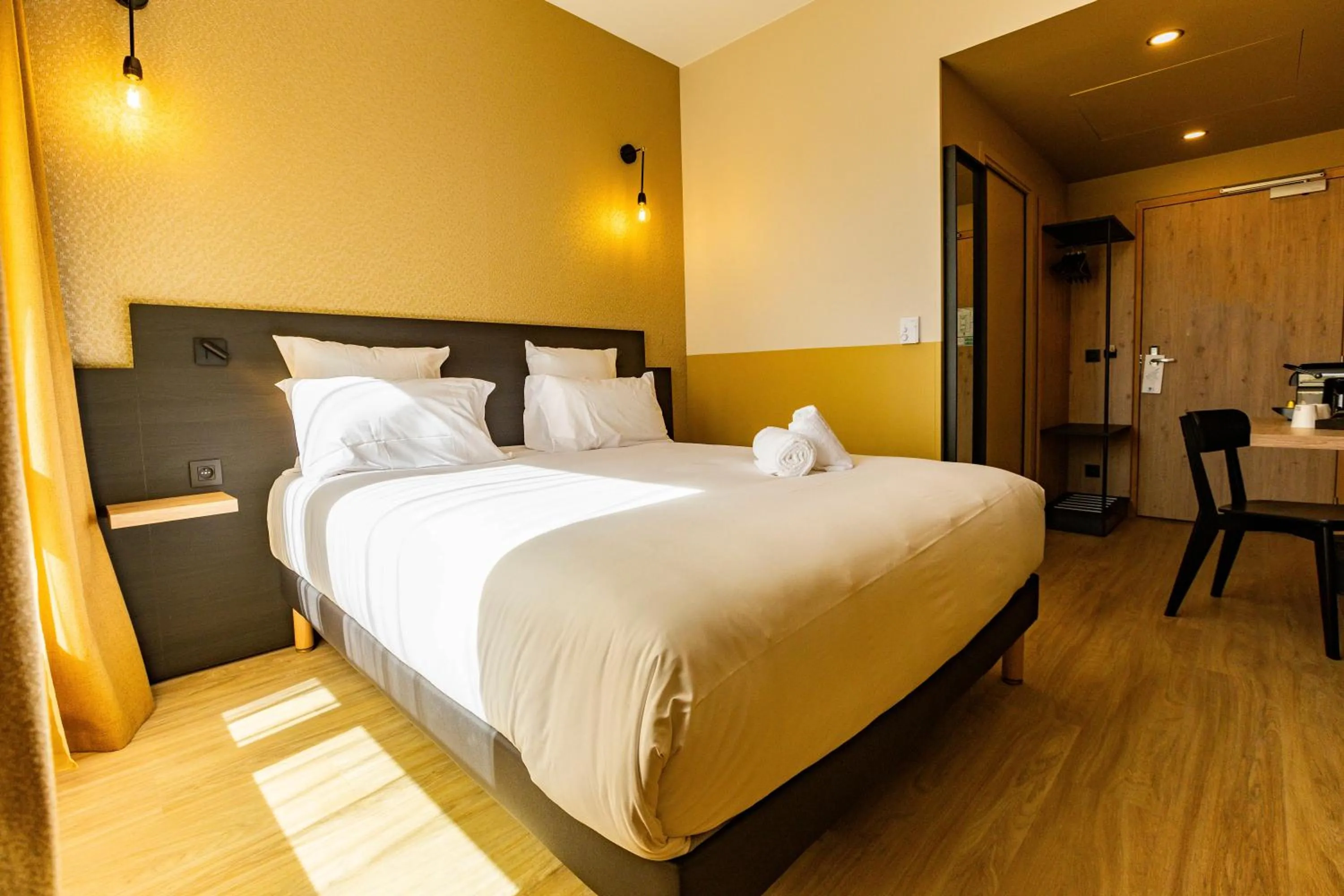 Bed in All Suites Hôtel - Paris Pleyel - L'Île Saint Denis