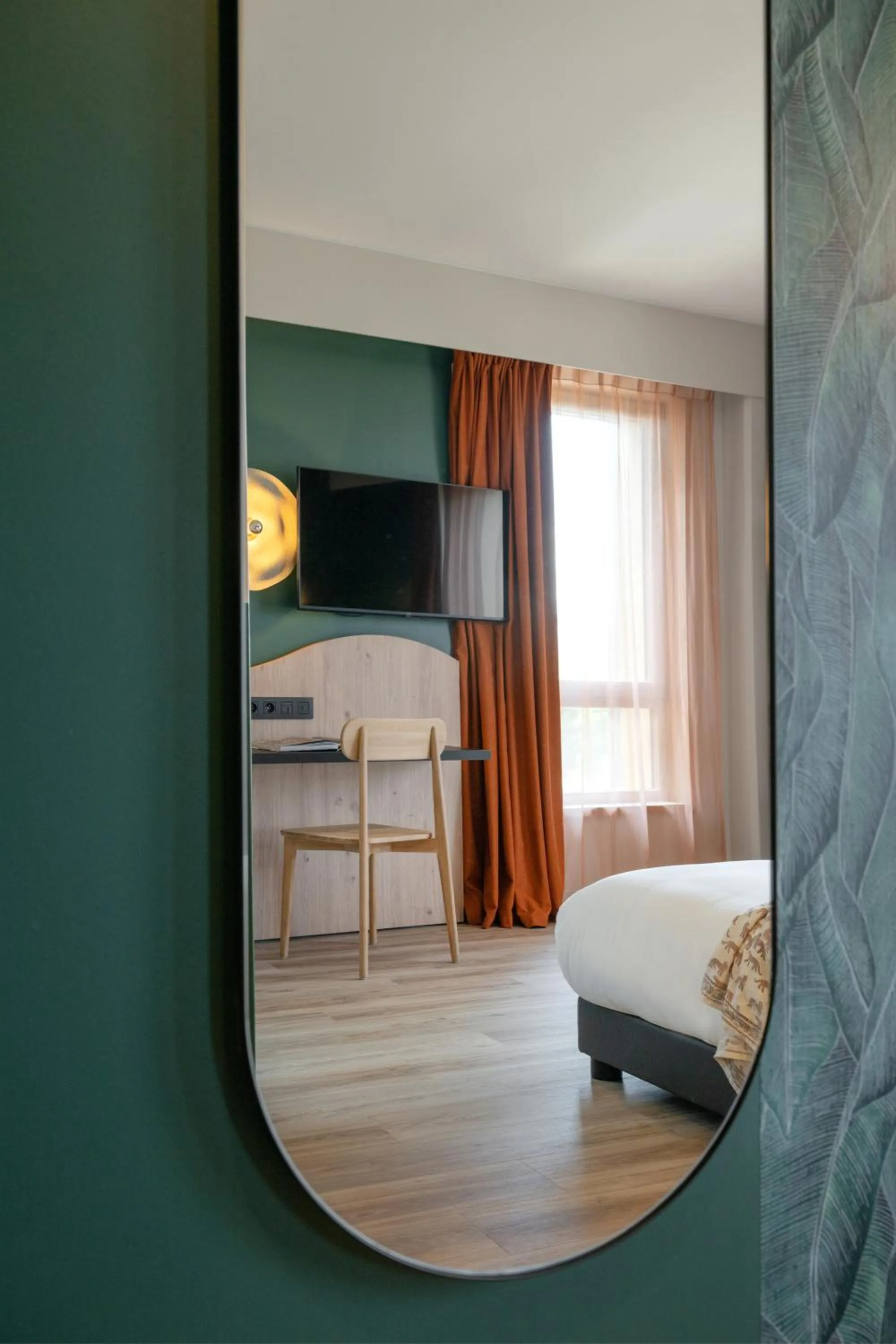 TV and multimedia, Bed in All Suites Hôtel - Paris Pleyel - L'Île Saint Denis