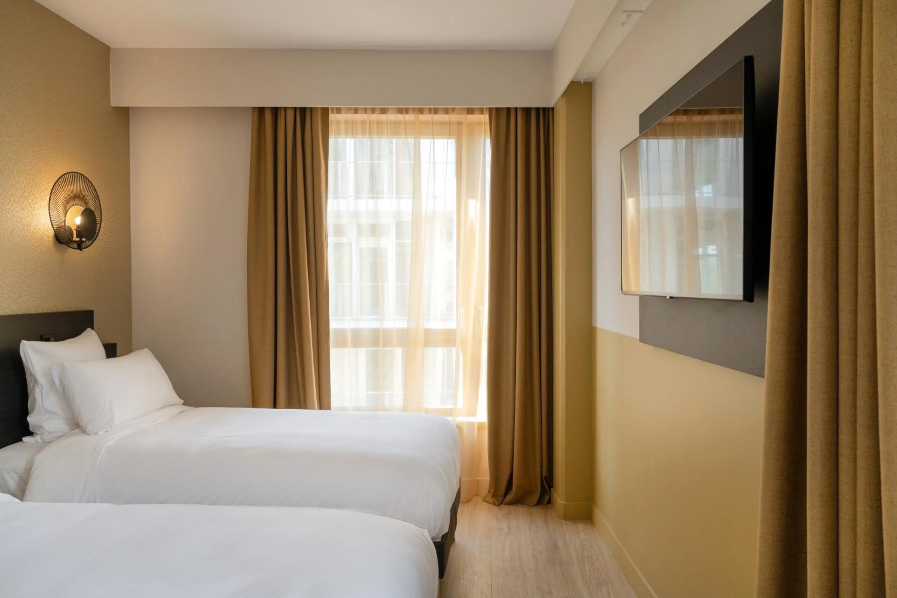 Photo of the whole room, Bed in All Suites Hôtel - Paris Pleyel - L'Île Saint Denis