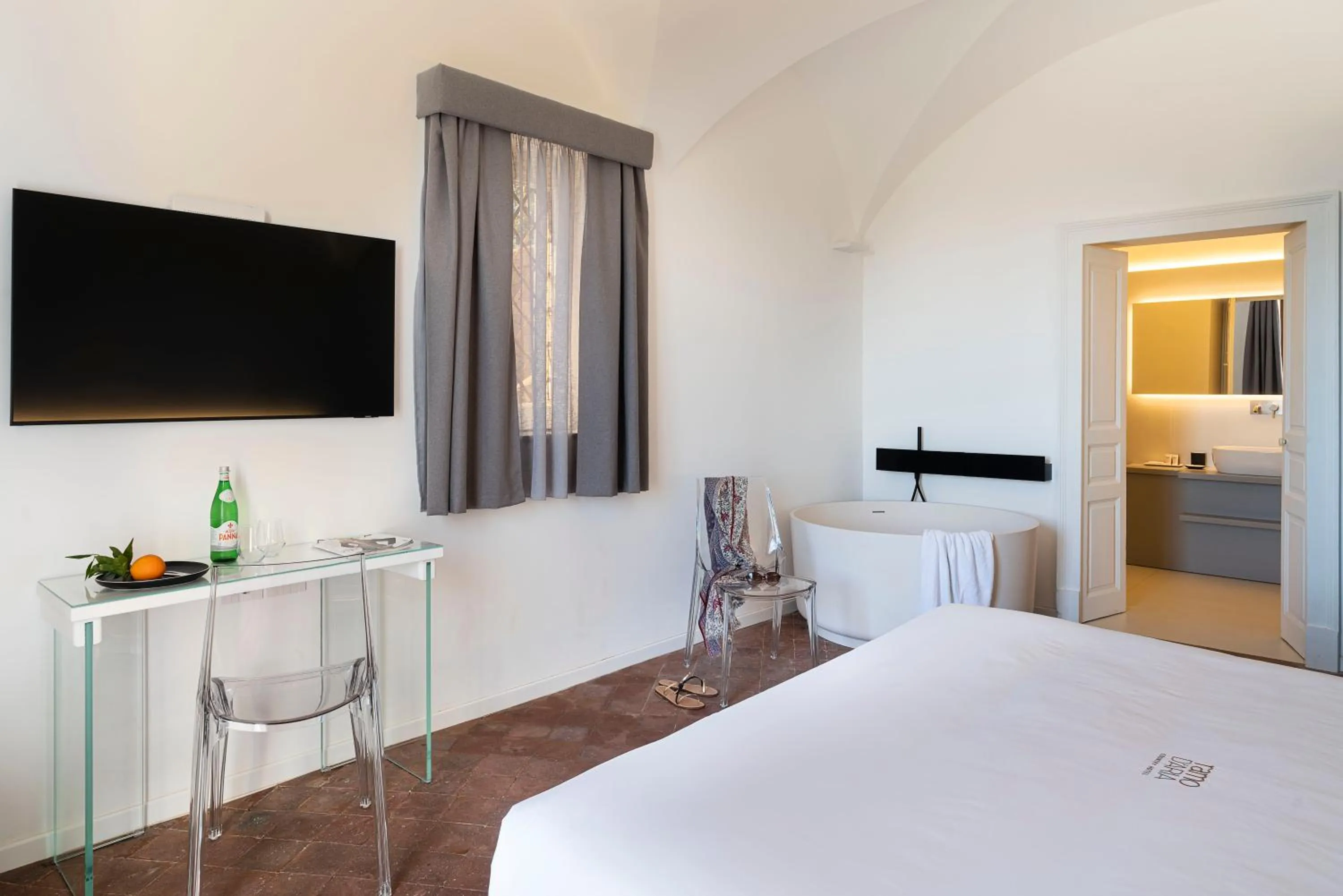 Communal lounge/ TV room, Bed in Ramo d'Aria Etna Boutique Hotel