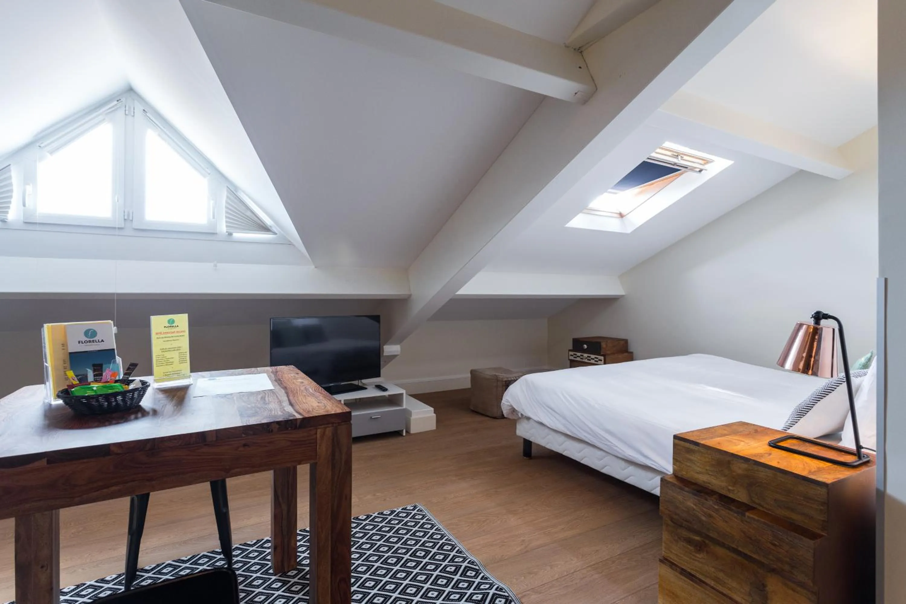 Photo of the whole room, Bed in Florella Jean Jaures Apartment