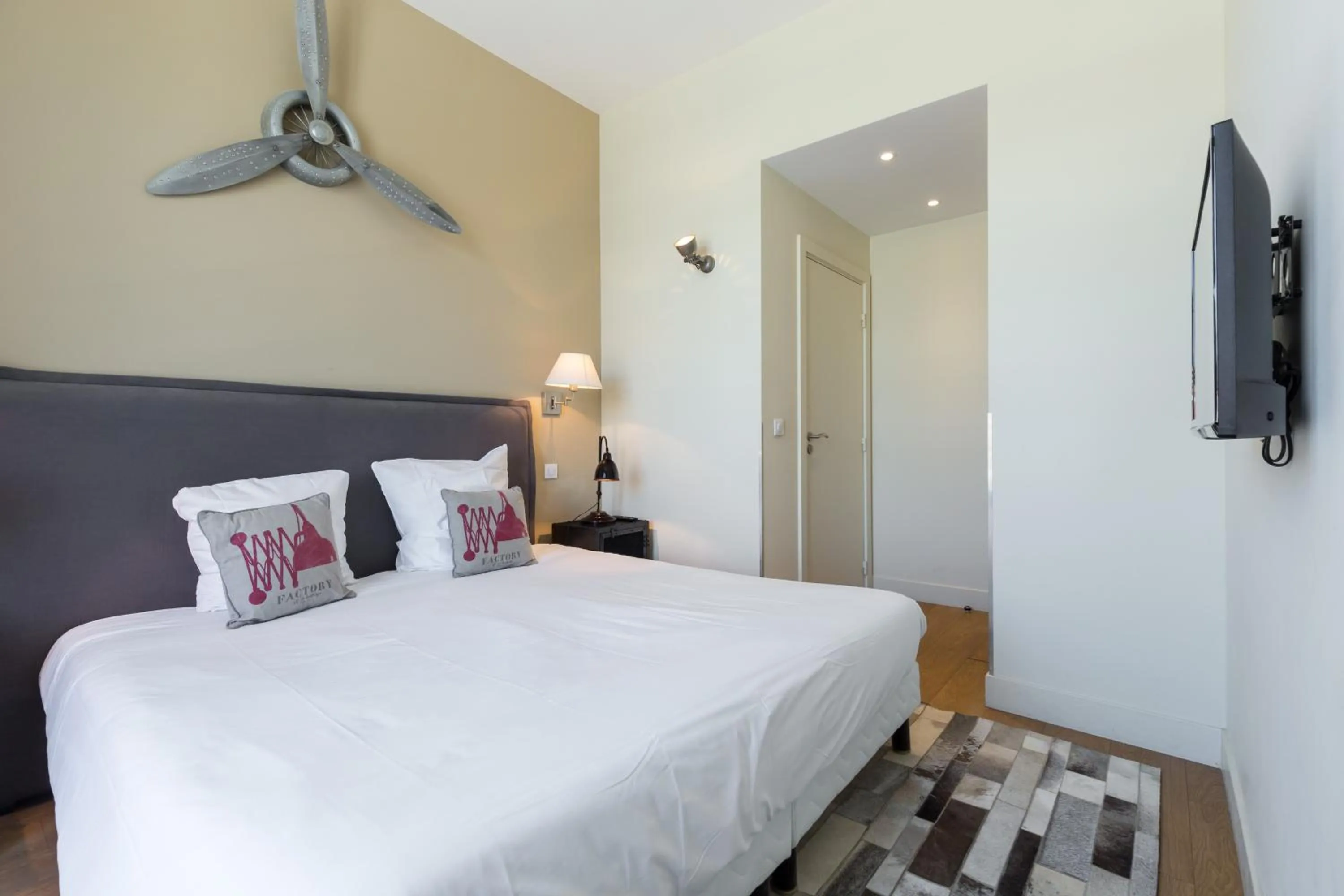 Bedroom, Bed in Florella Jean Jaures Apartment