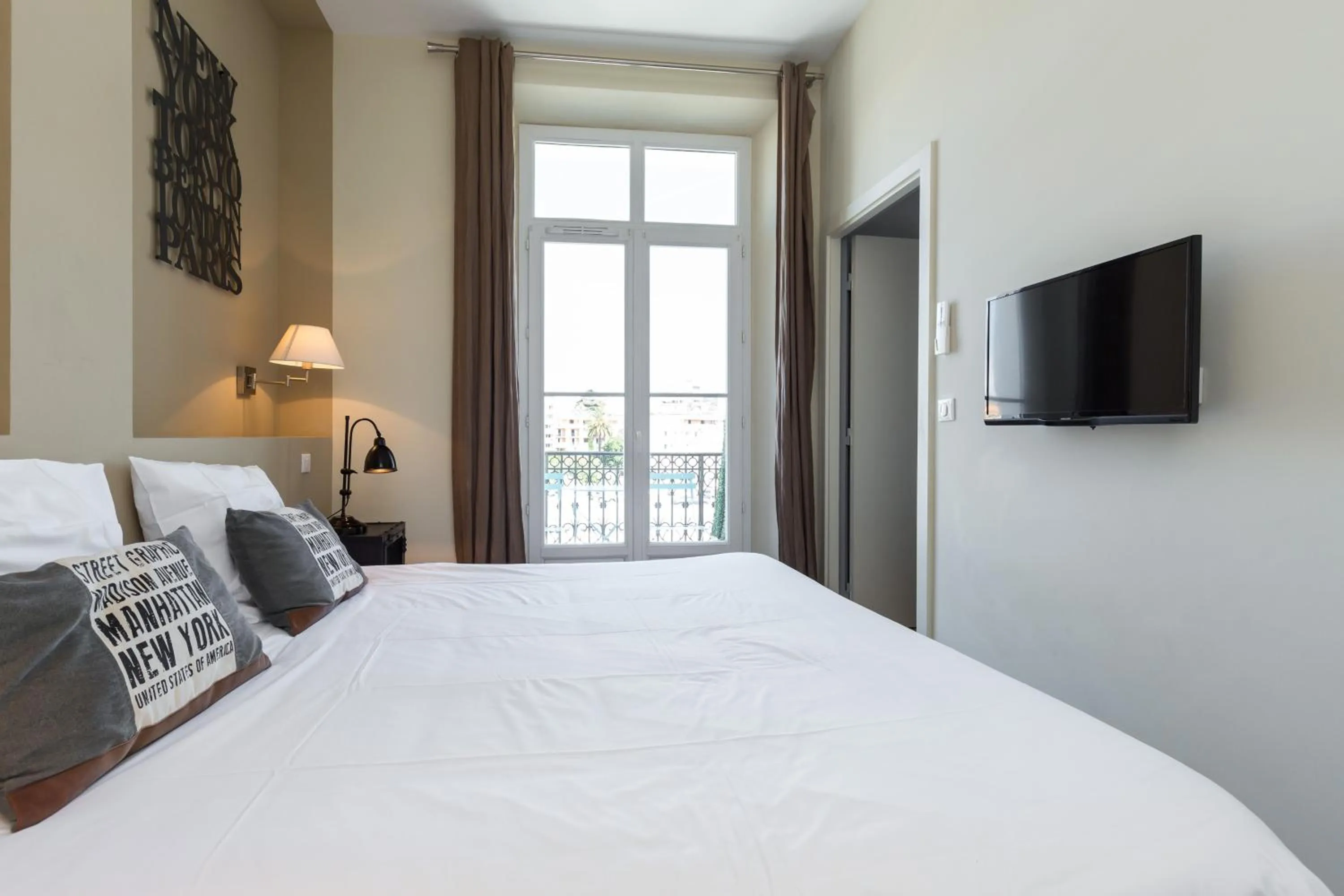 Bedroom, Bed in Florella Jean Jaures Apartment