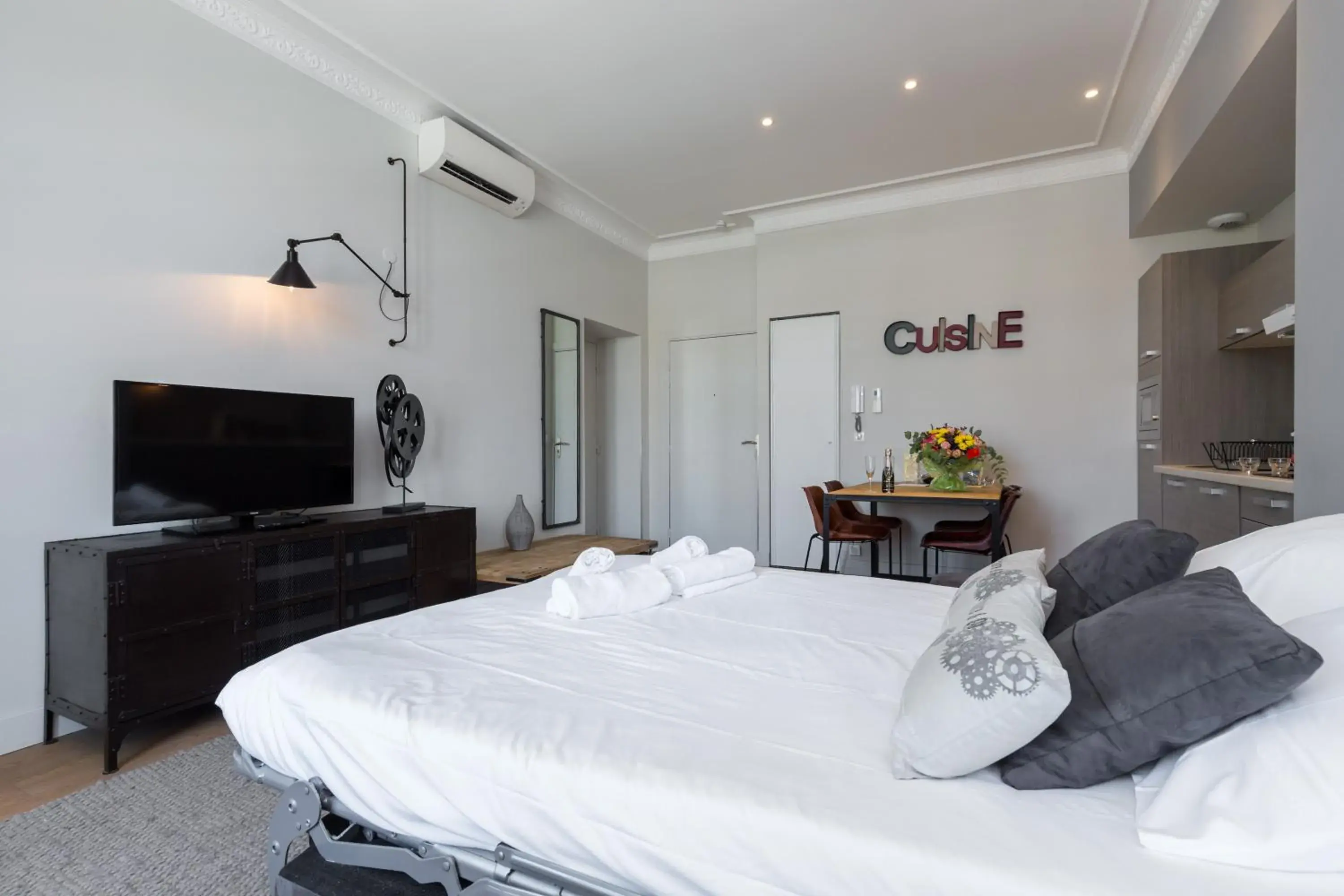 Two-Bedroom Apartment in Florella Jean Jaures Apartment Two-Bedroom Apartment in Florella Jean Jaures Apartment