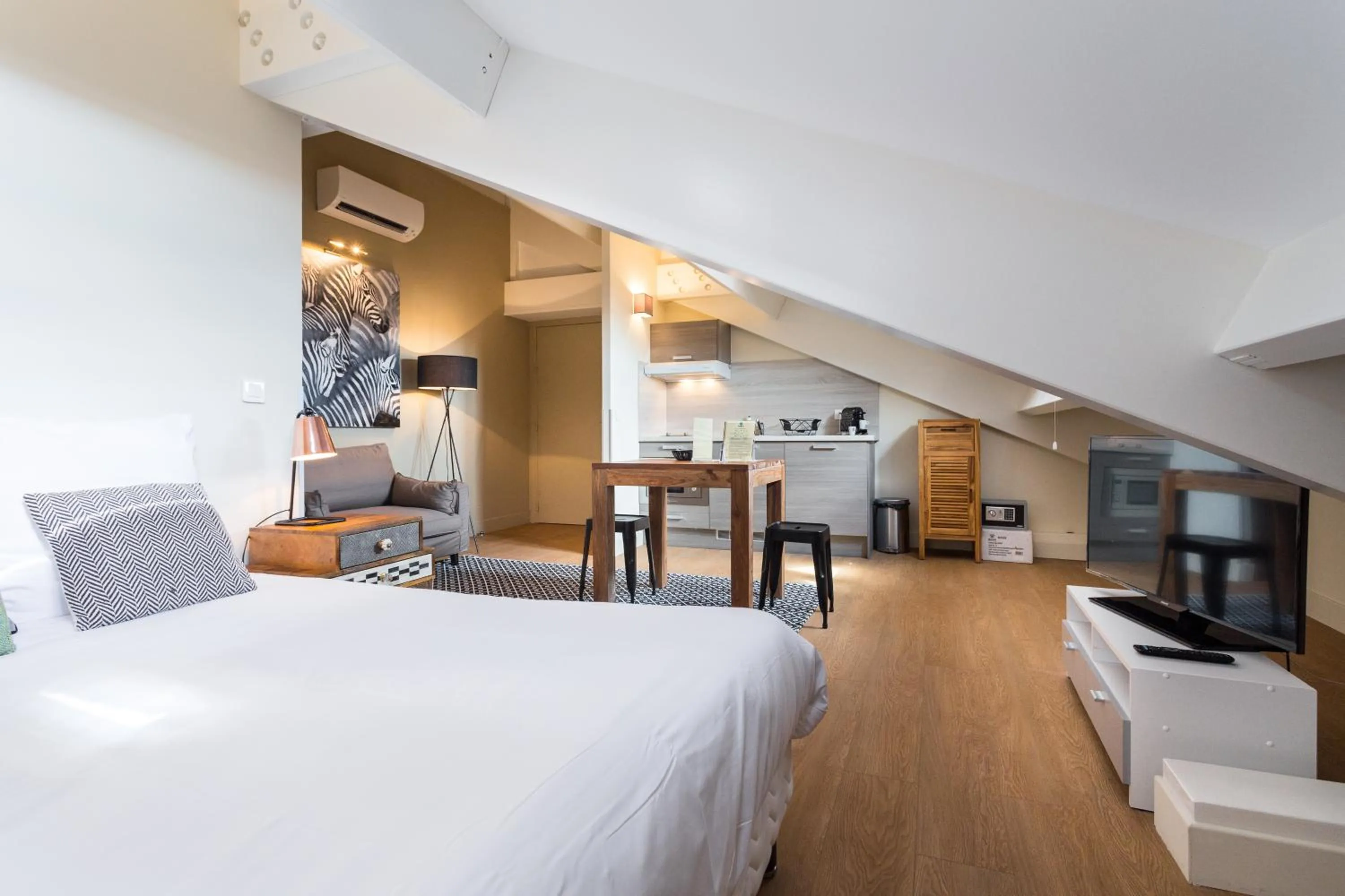 Photo of the whole room, Bed in Florella Jean Jaures Apartment