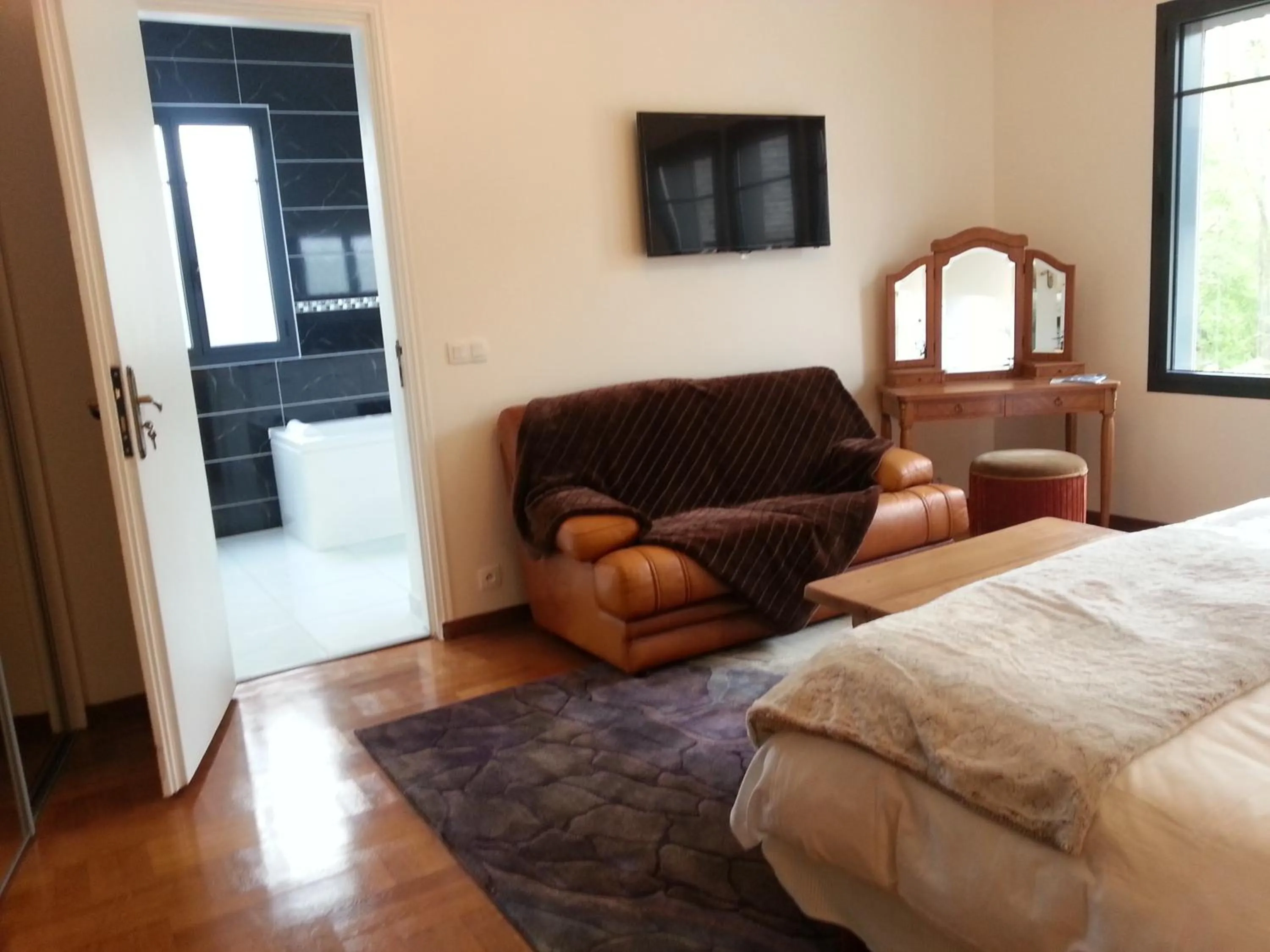 Double Room with Spa Bath in Propriété La Claire