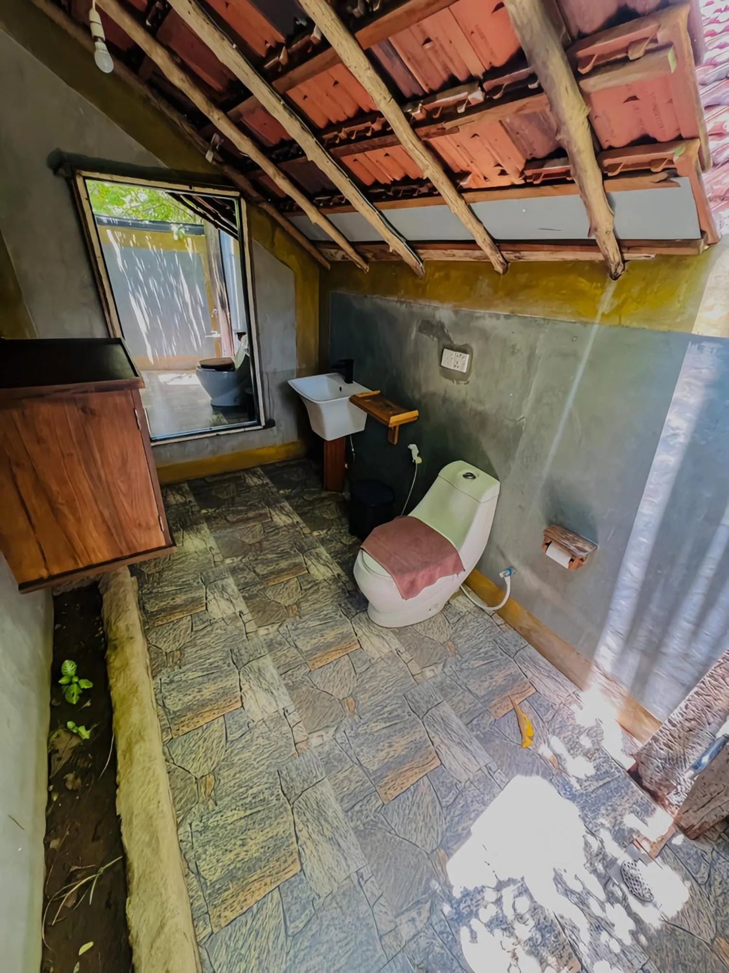 Habarana Tree House Ambasewana Resort