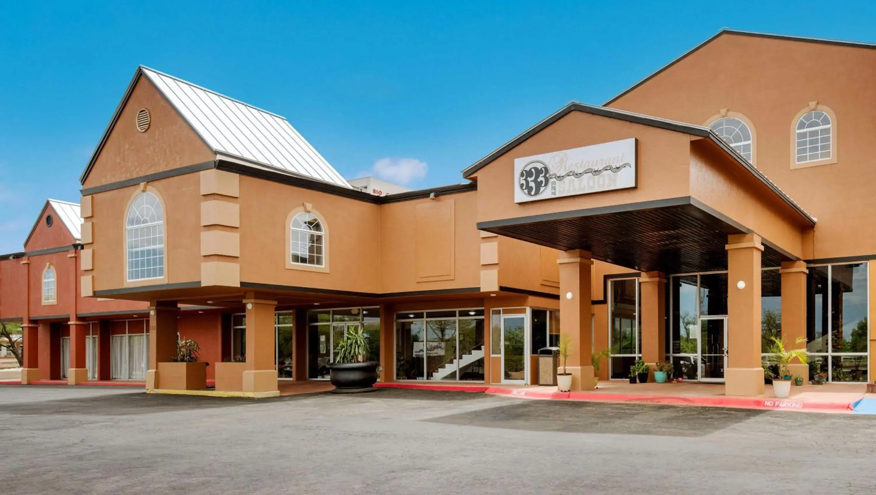 Facade/entrance in Pearl on the Concho Facade/entrance in Pearl on the Concho