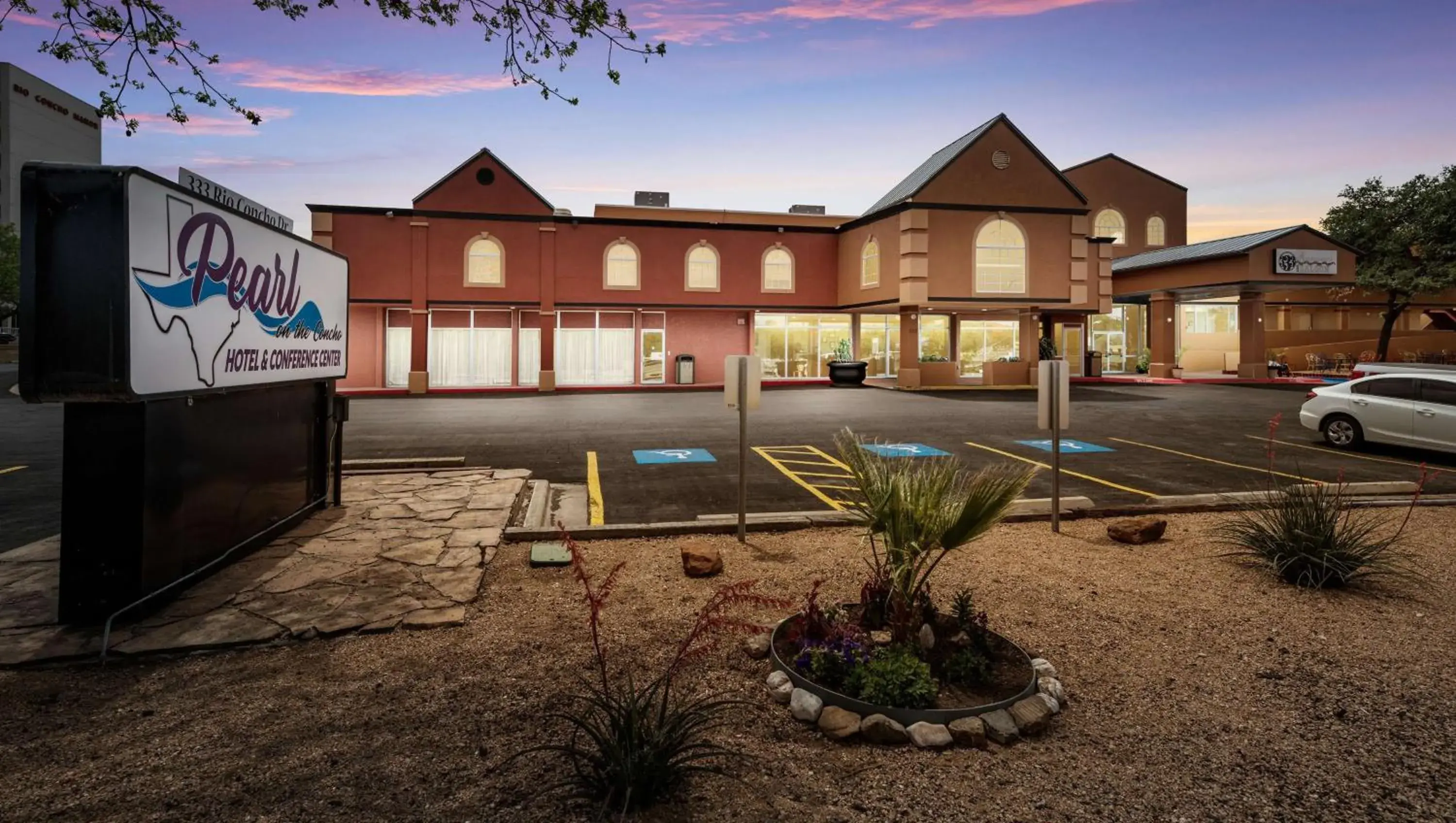 Facade/entrance in Pearl on the Concho Facade/entrance in Pearl on the Concho