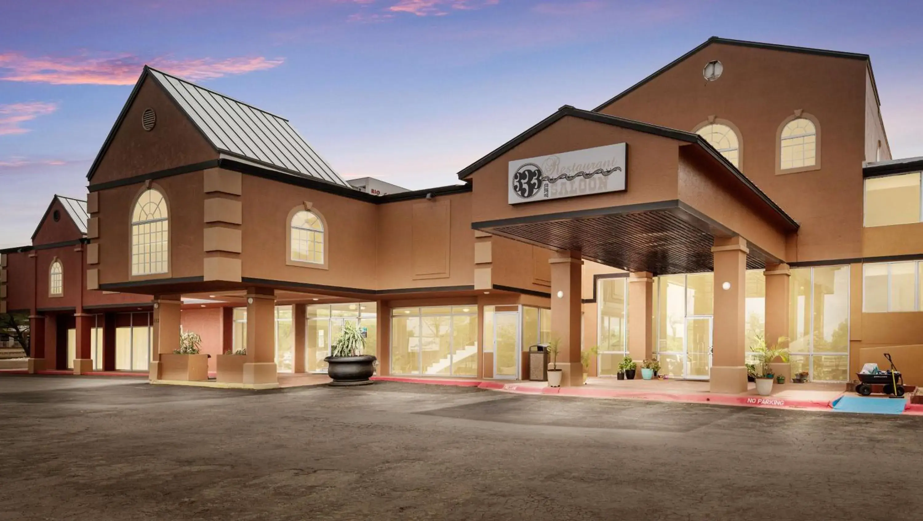 Facade/entrance in Pearl on the Concho Facade/entrance in Pearl on the Concho