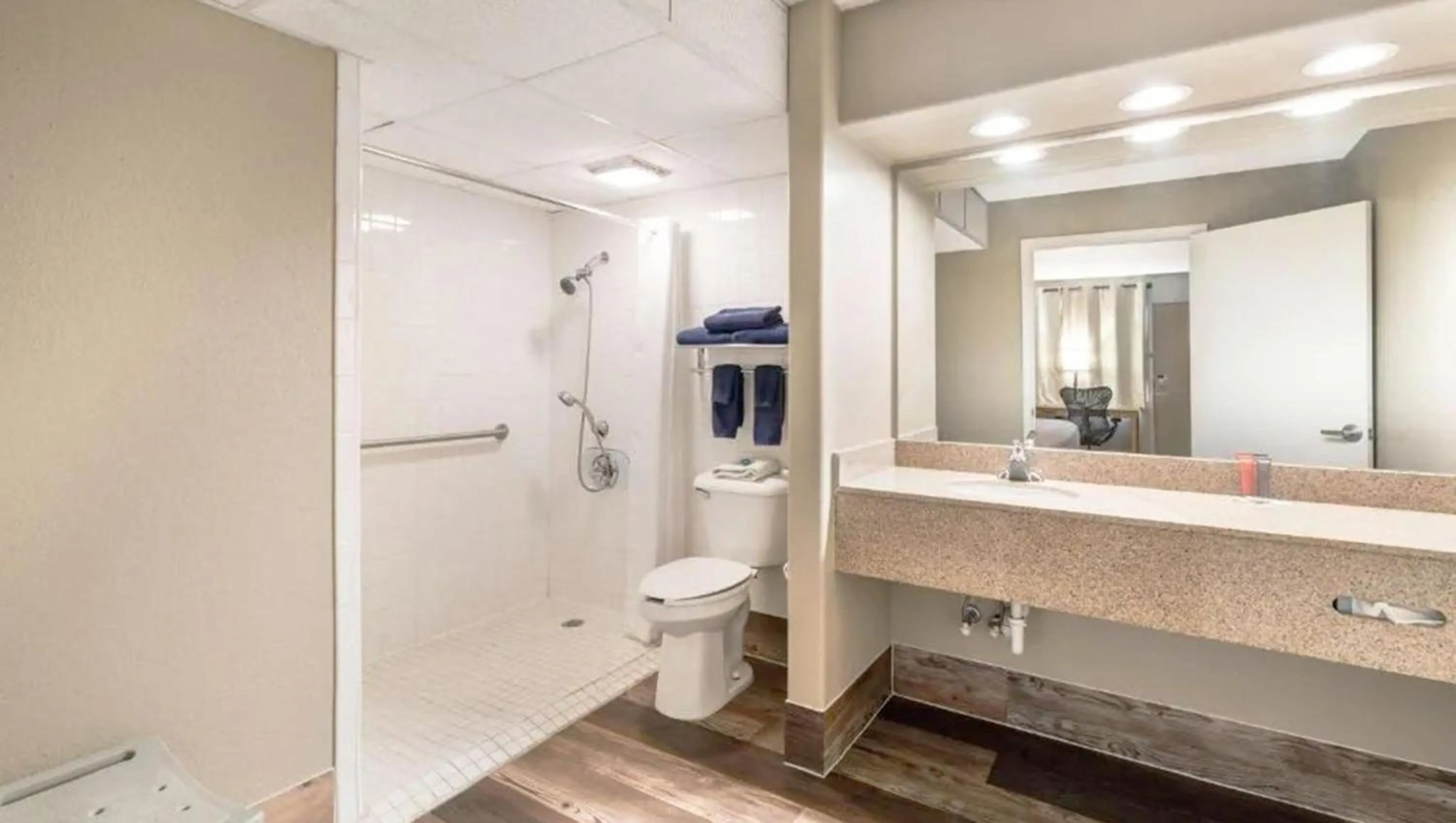 Bathroom in Pearl on the Concho