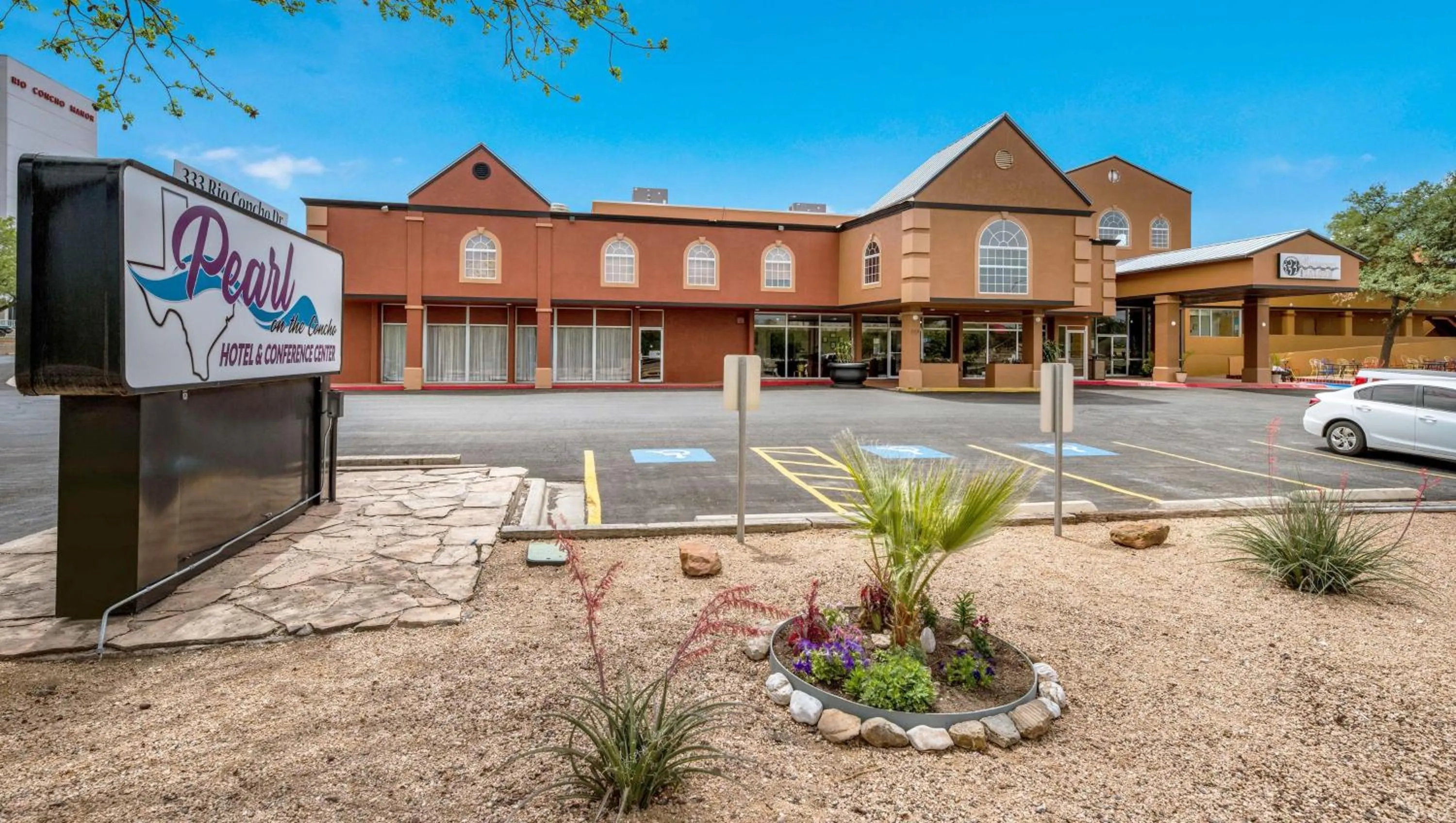 Facade/entrance in Pearl on the Concho