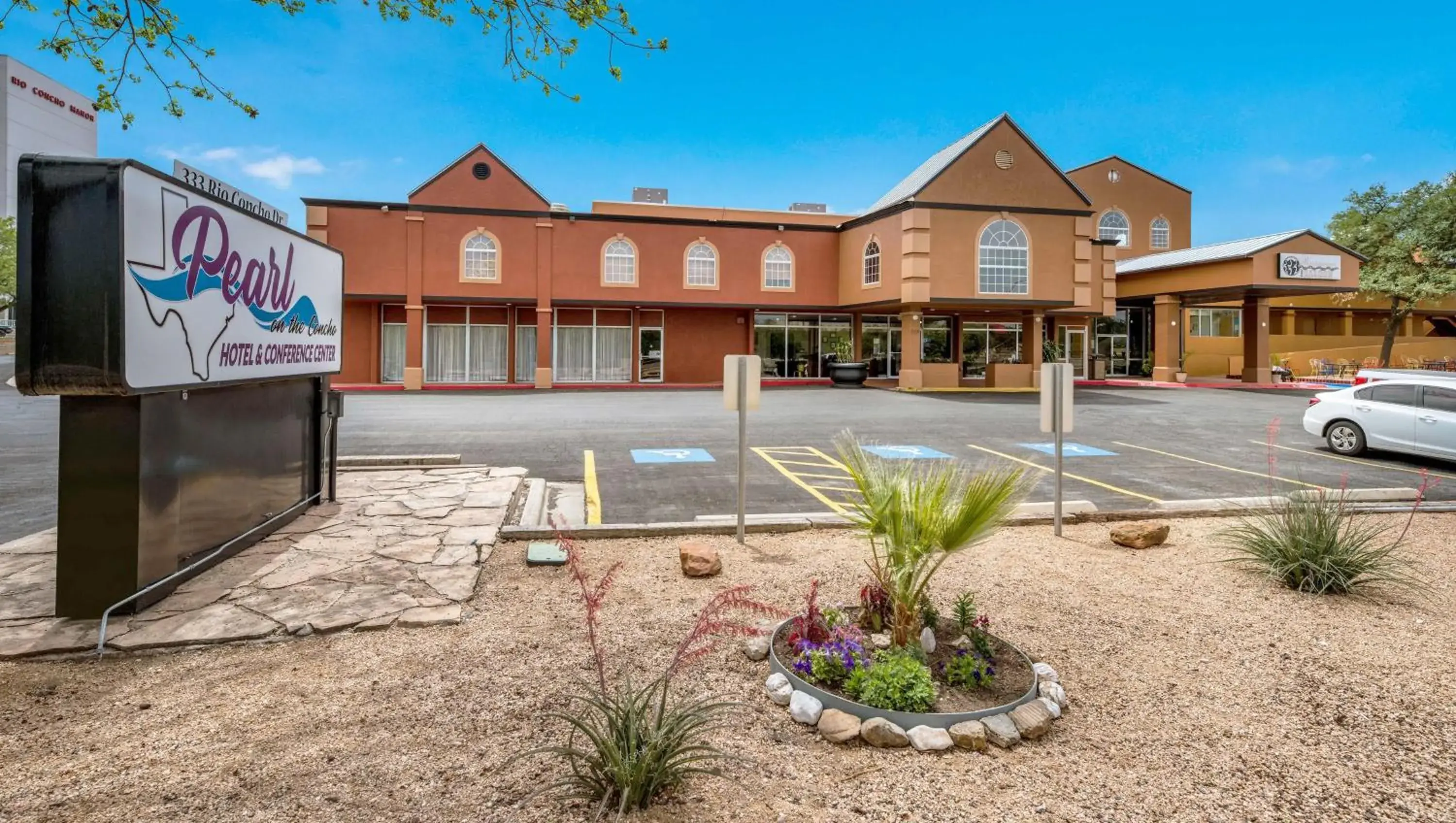Facade/entrance in Pearl on the Concho Facade/entrance in Pearl on the Concho