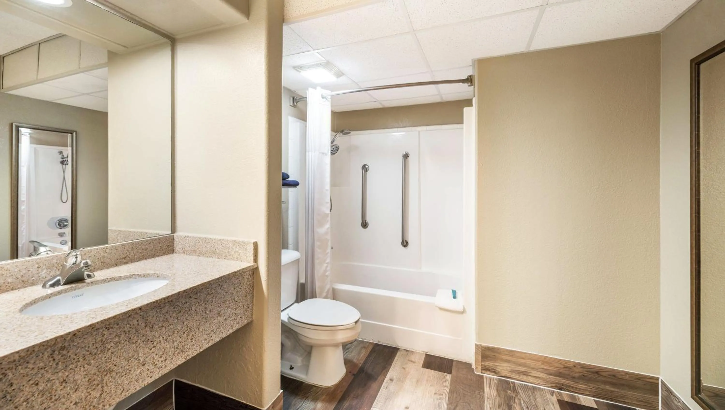 Bathroom in Pearl on the Concho