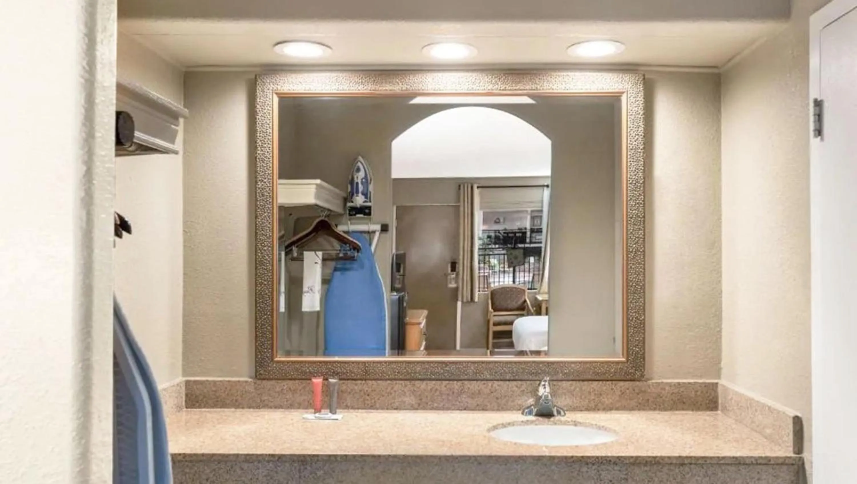 Bathroom in Pearl on the Concho