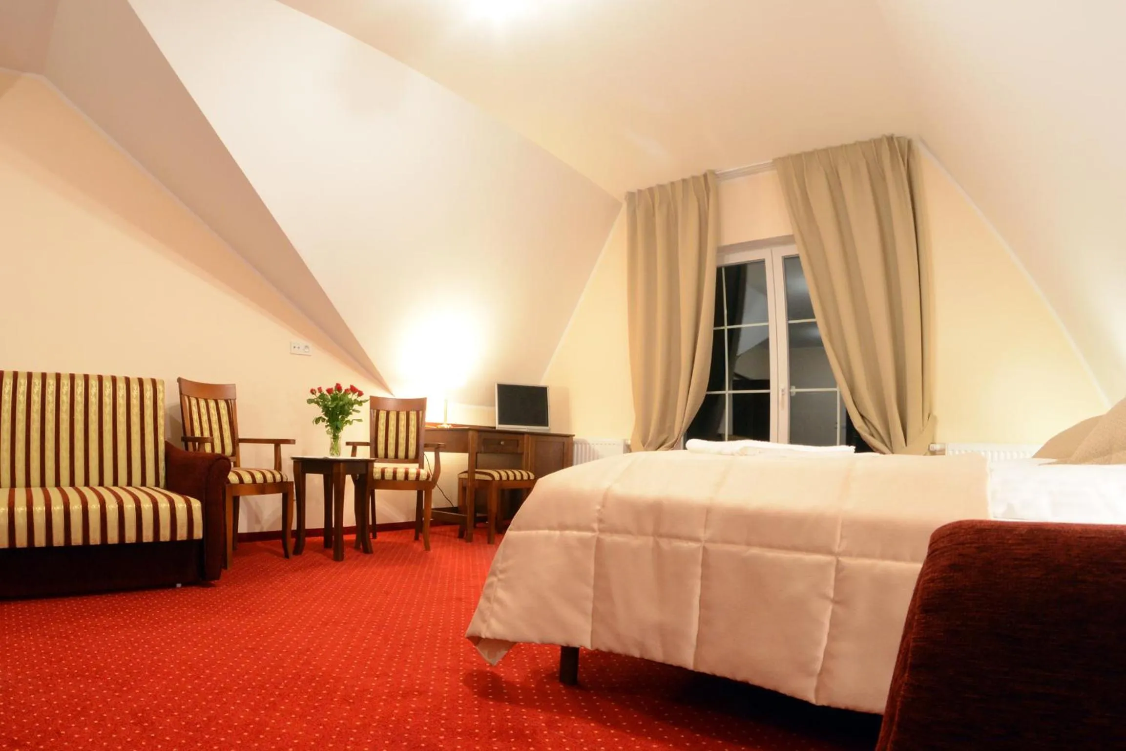 Photo of the whole room, Bed in Dworek Jamneński