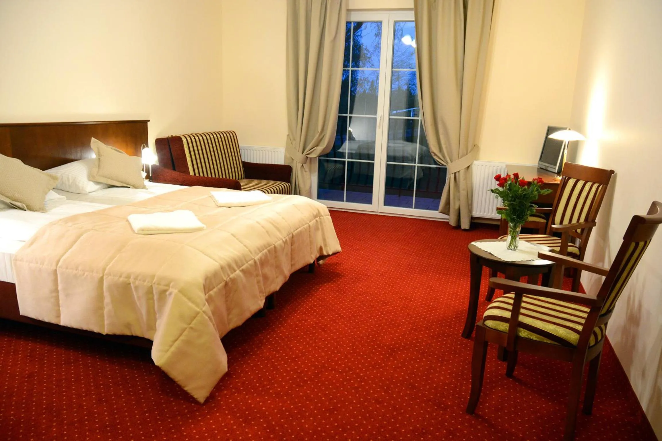 Photo of the whole room, Bed in Dworek Jamneński