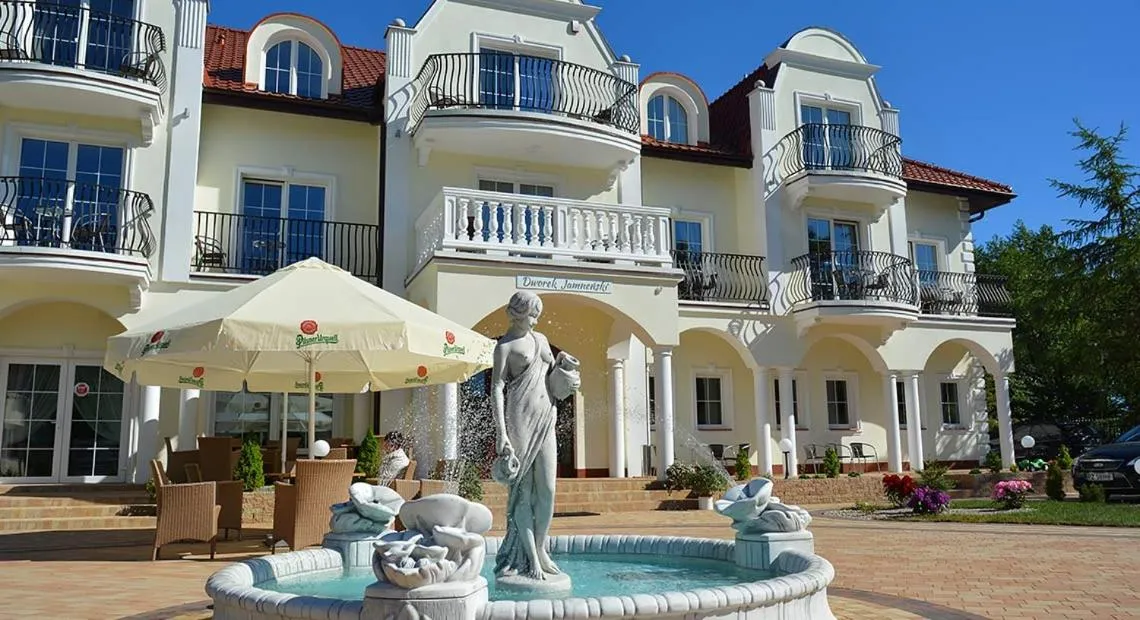 Property building in Dworek Jamneński