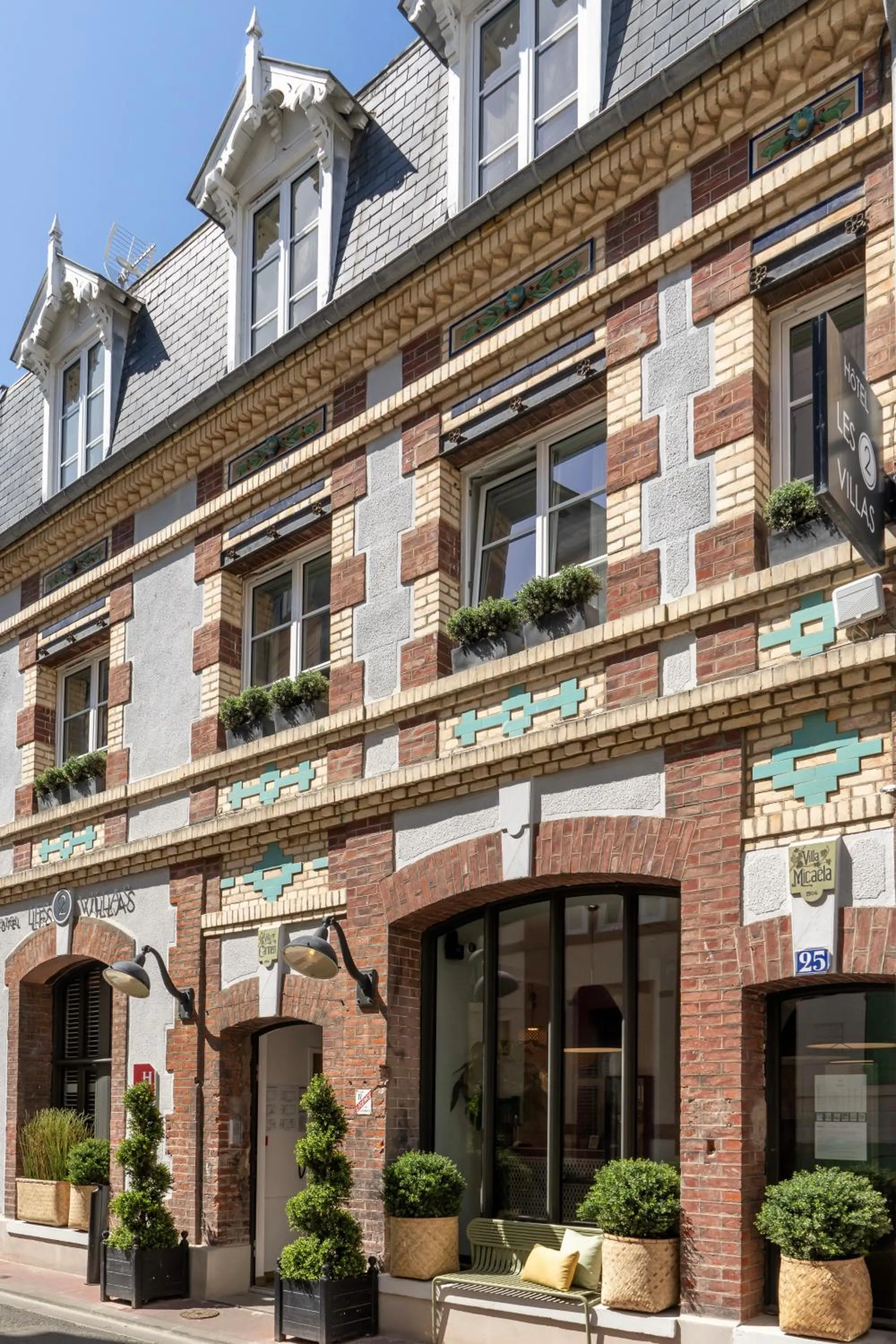 Facade/entrance in Les 2 Villas