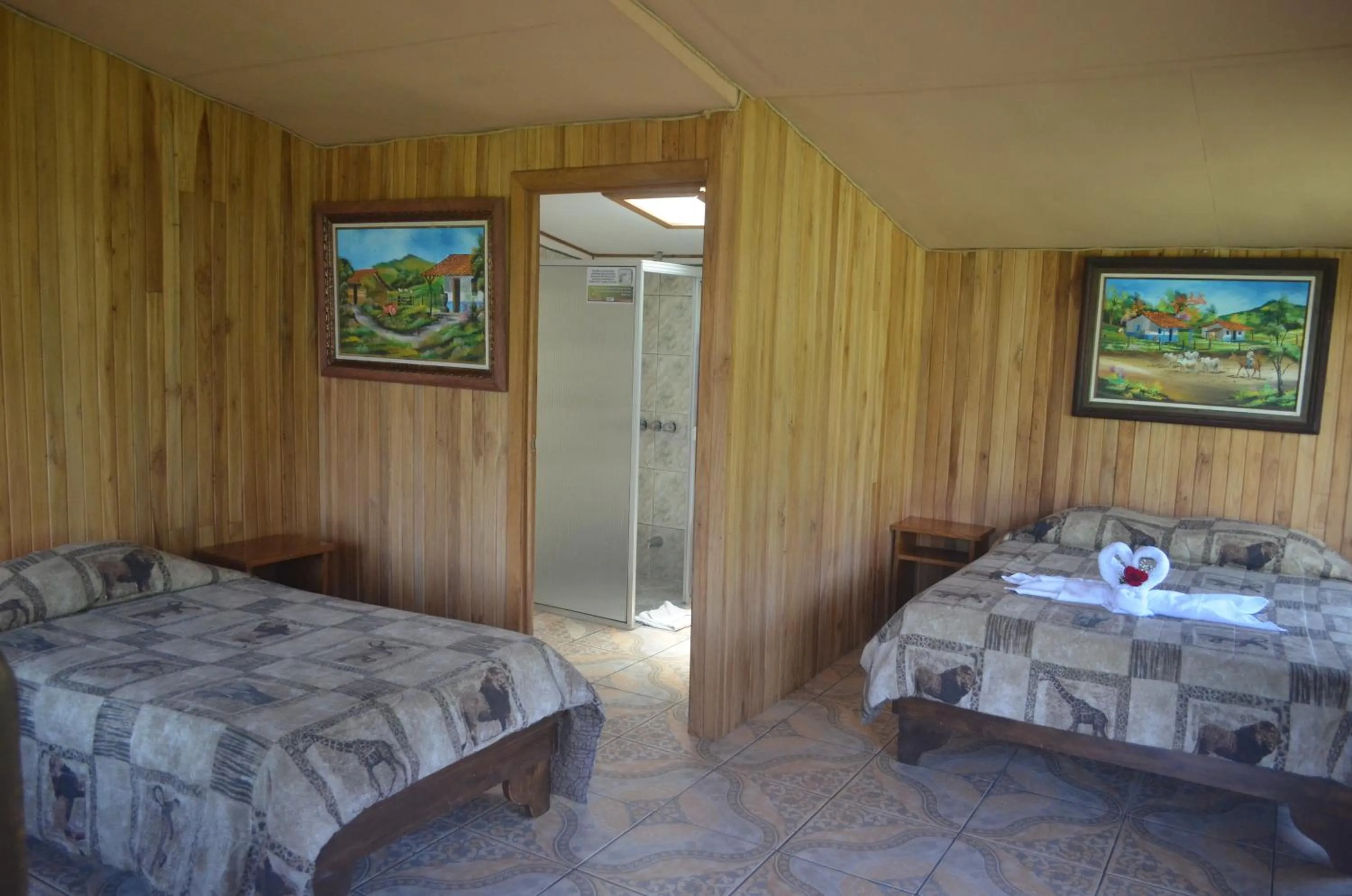 Photo of the whole room, Bed in Historias Lodge
