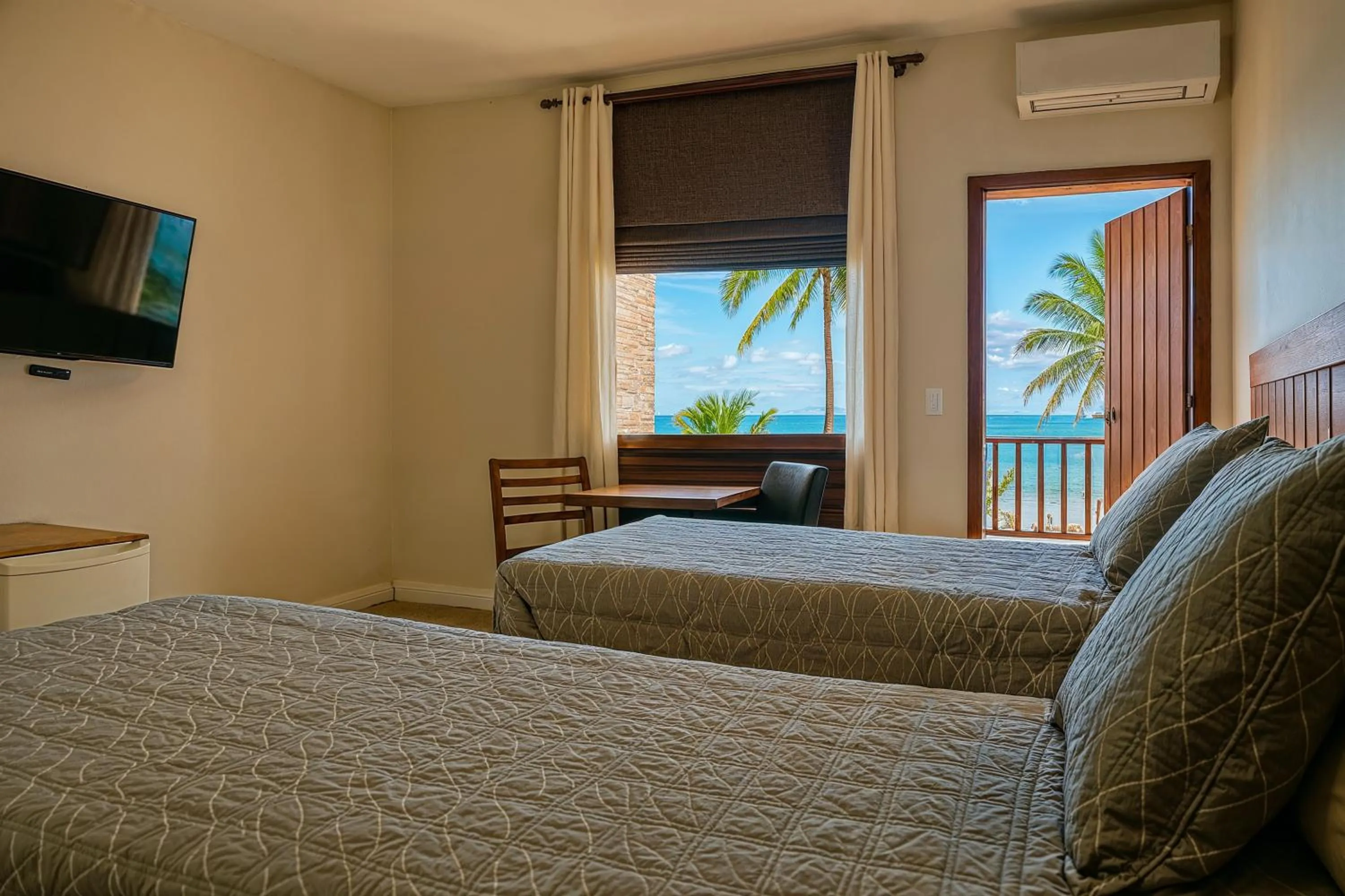 Photo of the whole room, Bed in Senses Praia Hotel