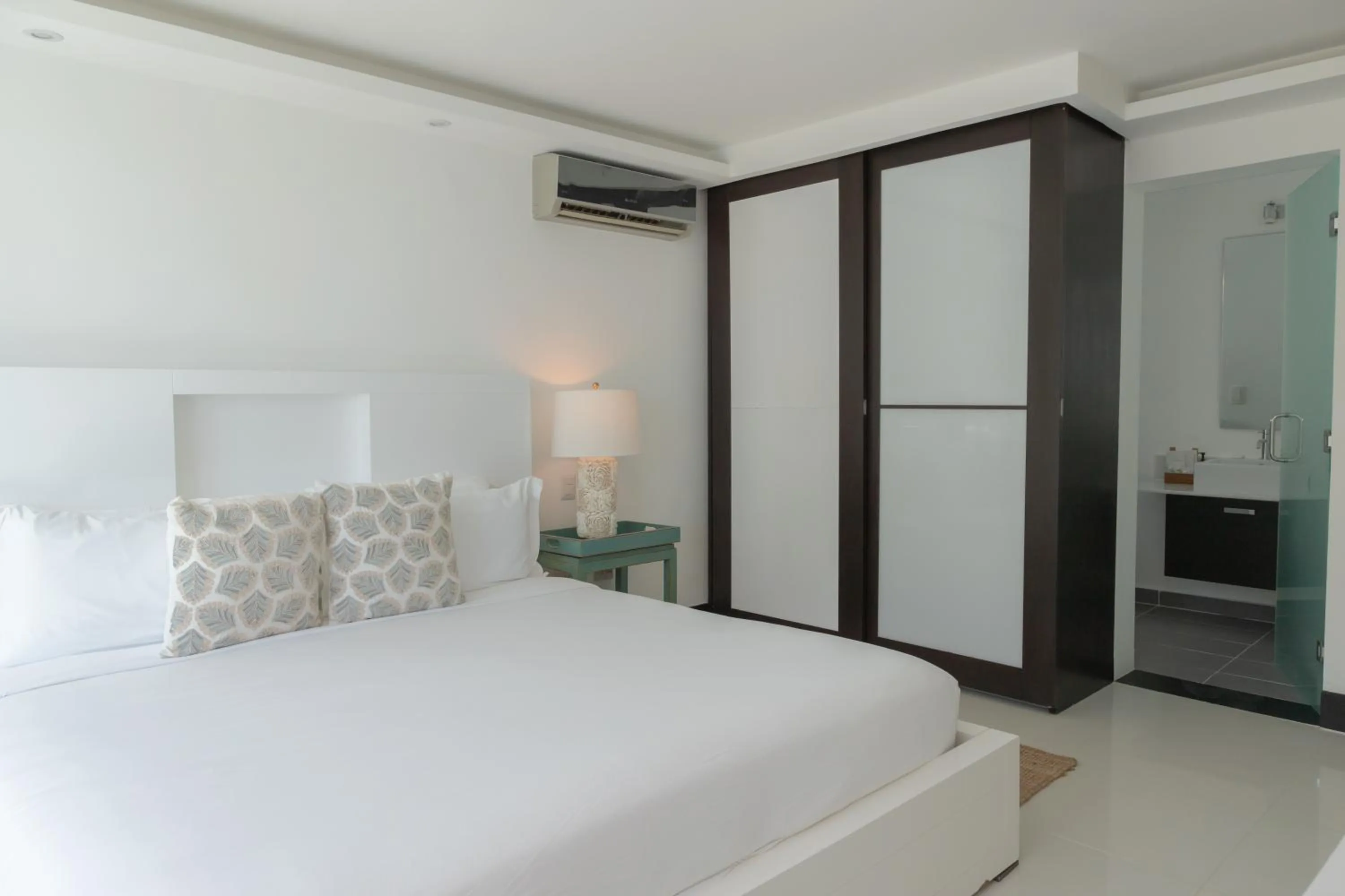 Bedroom, Bed in The Ocean Club, a Luxury Collection Resort, Costa Norte