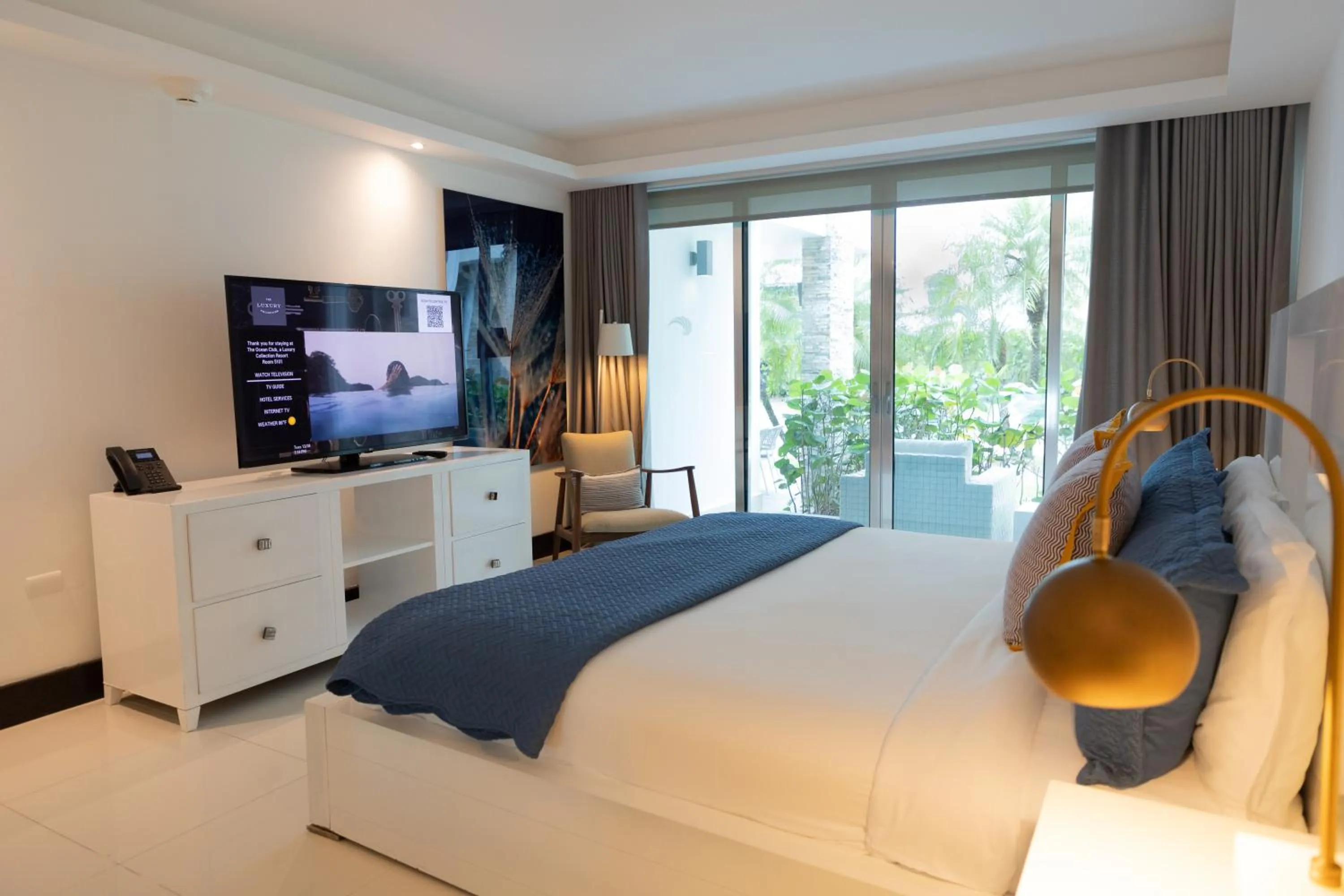 Communal lounge/ TV room, Bed in The Ocean Club, a Luxury Collection Resort, Costa Norte