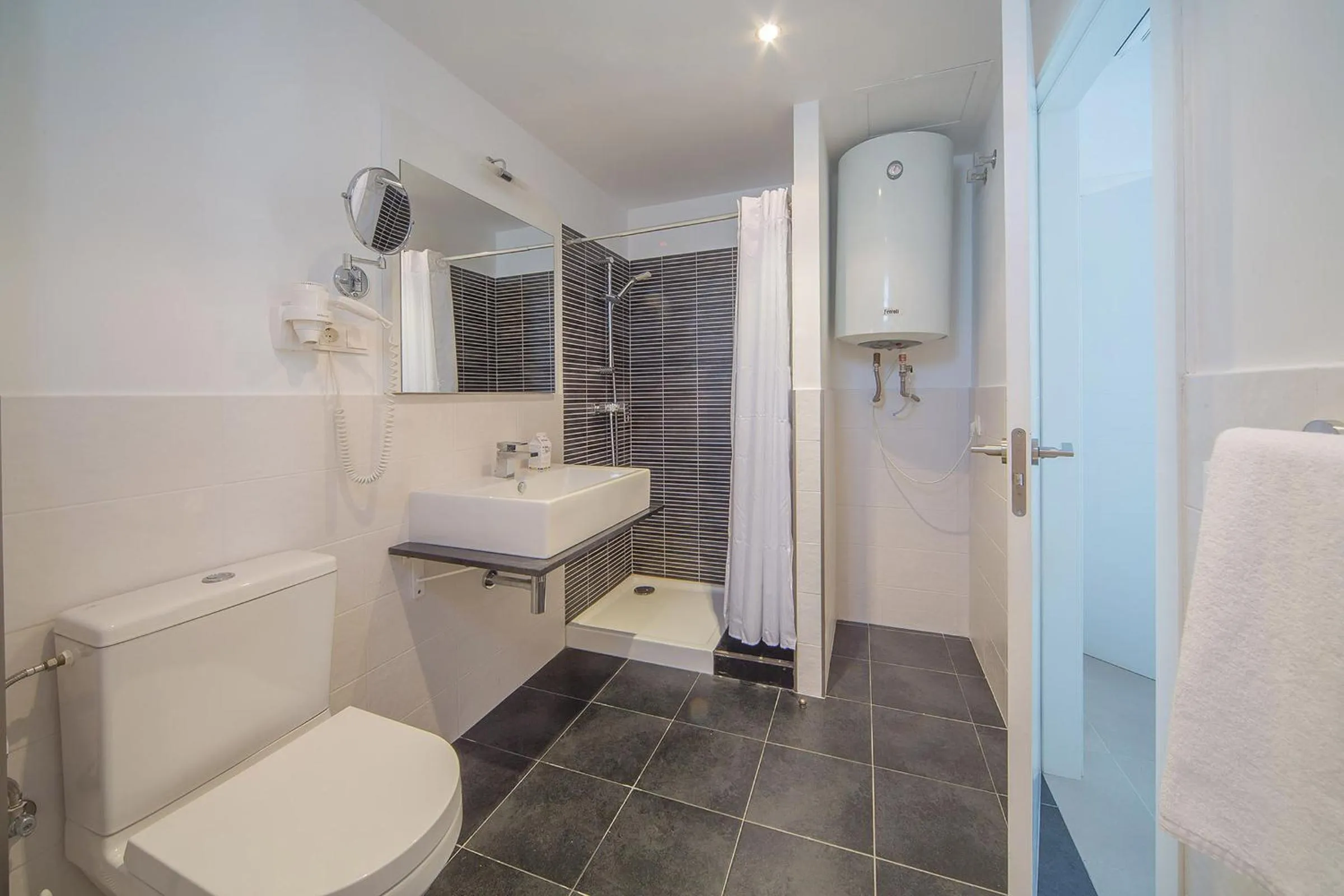 Bathroom in Aparthotel Caprice Skyline