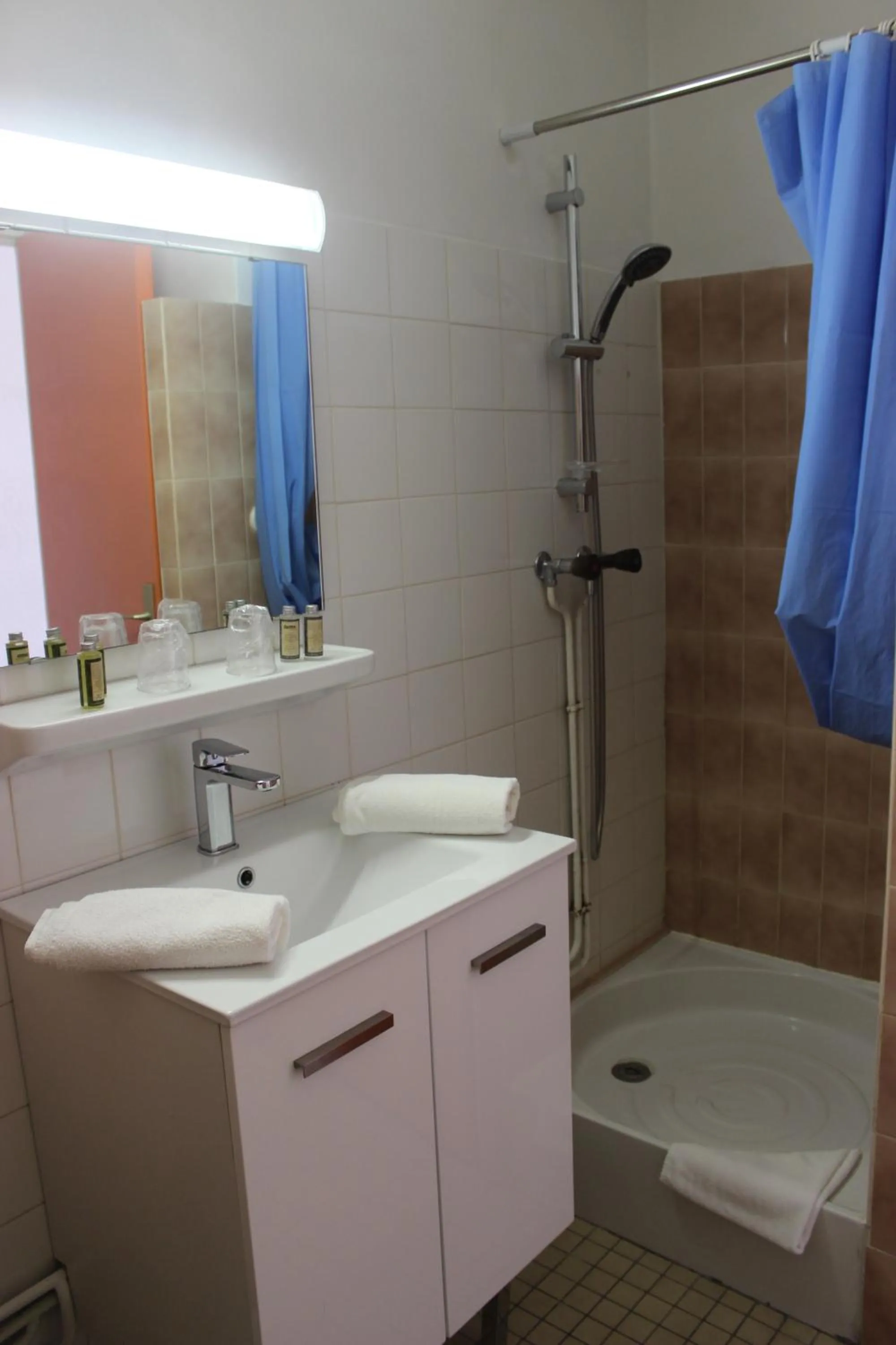 Shower in Hotel Bains Sarrailh