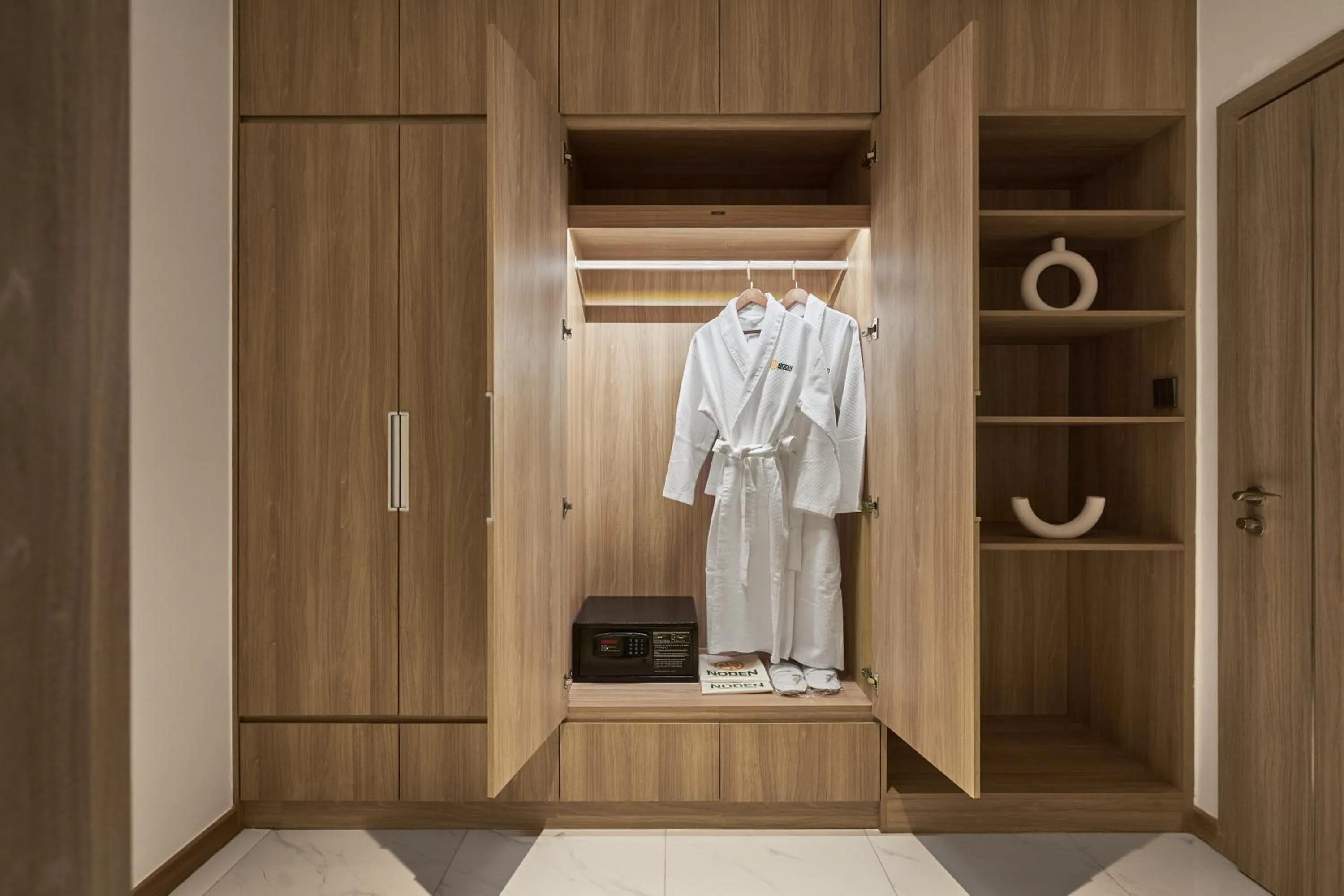 wardrobe in Noden2 Hotel & Apartment