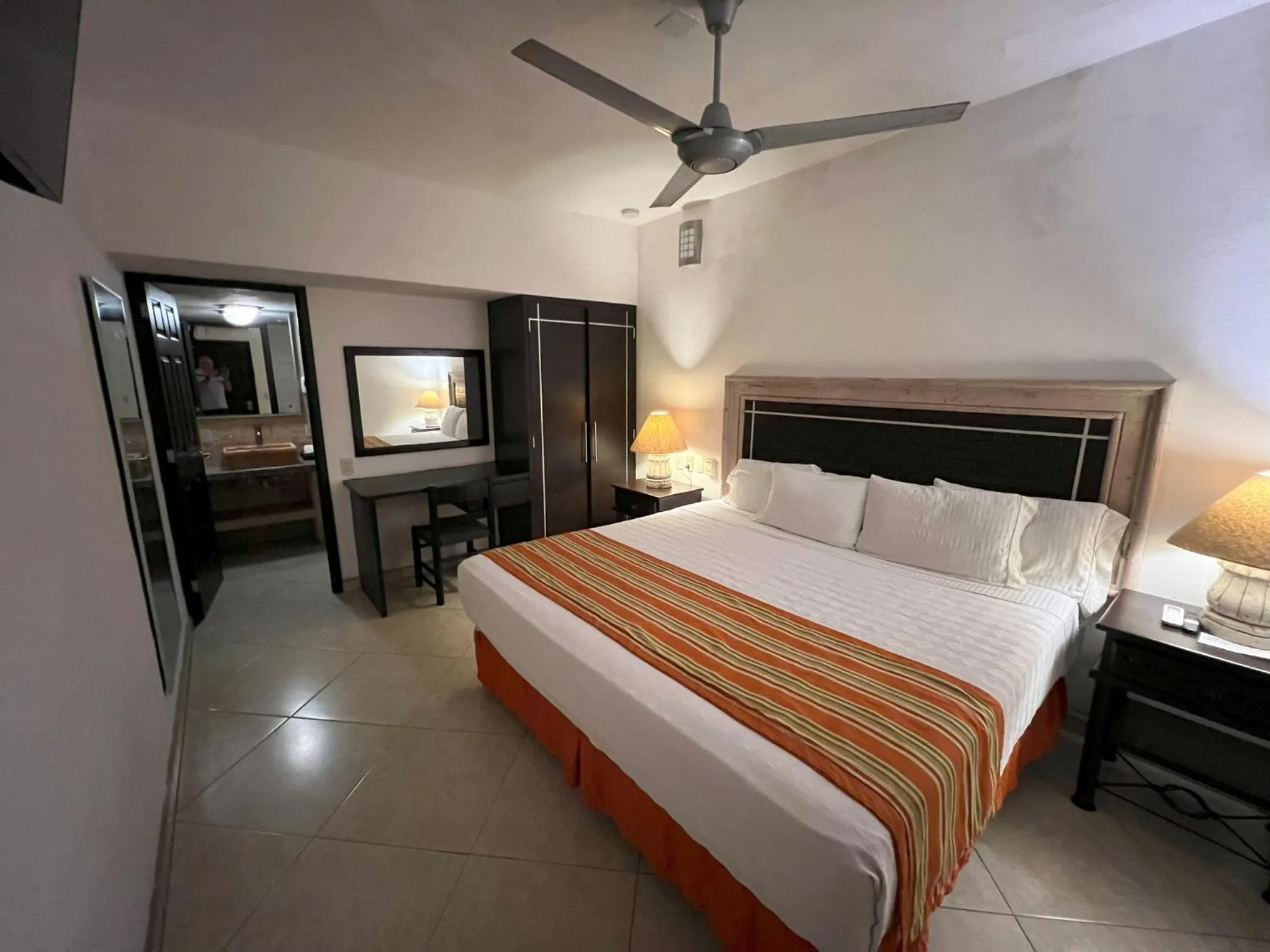 TV and multimedia, Bed in Los Picos Hotel & Suites Bucerias