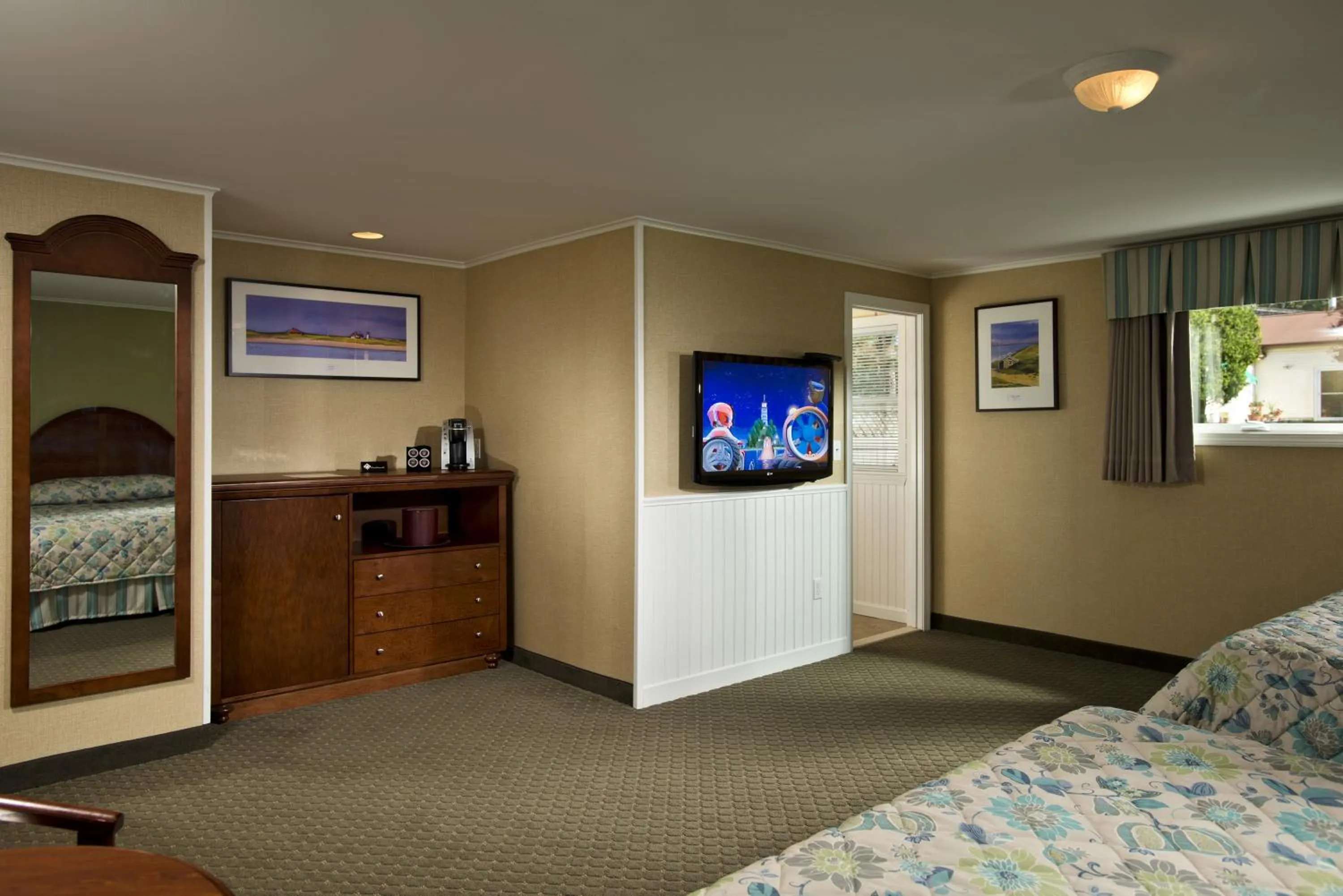 Photo of the whole room, Bed in Wellfleet Motel & Lodge