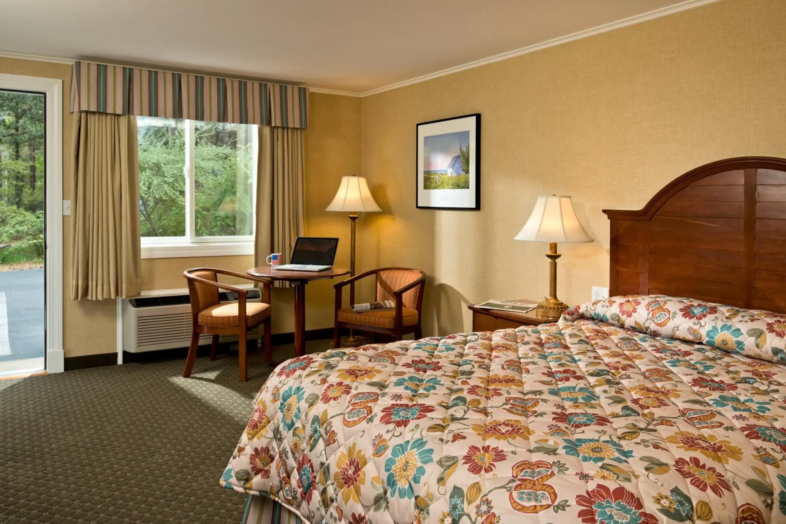 Standard Queen Room in Wellfleet Motel & Lodge Standard Queen Room in Wellfleet Motel & Lodge