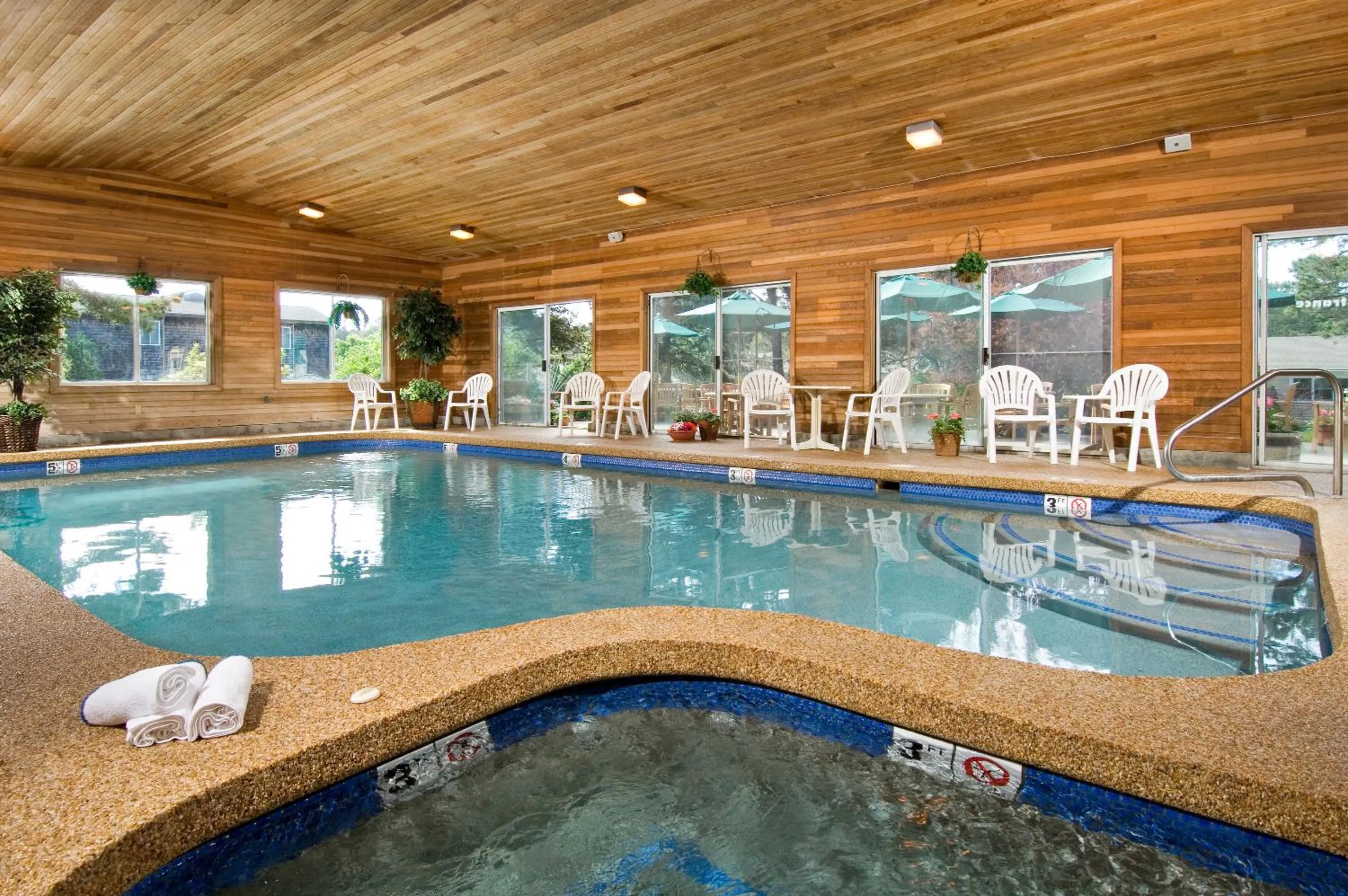 Swimming pool in Wellfleet Motel & Lodge