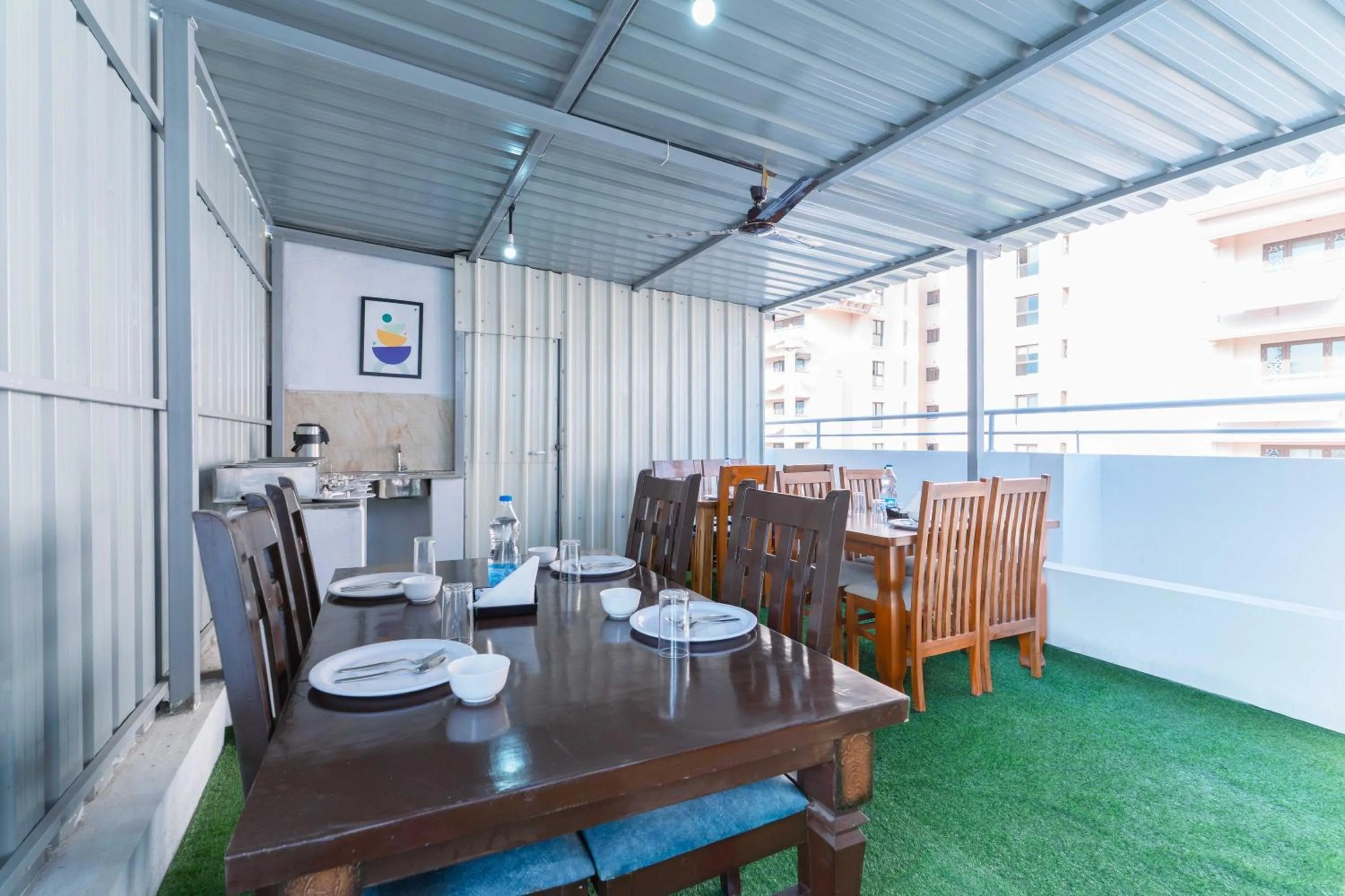 Restaurant/places to eat in Treebo Emirates Suites Indiranagar