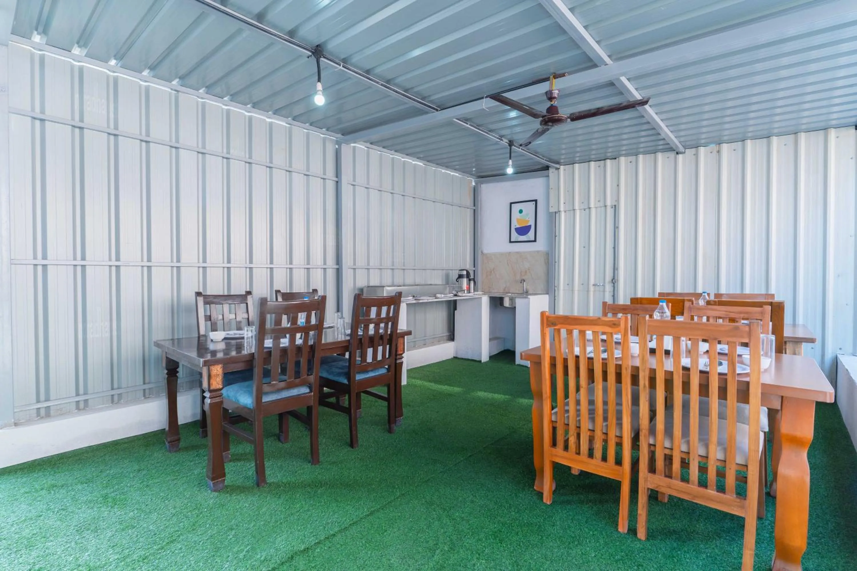 Restaurant/places to eat in Treebo Emirates Suites Indiranagar