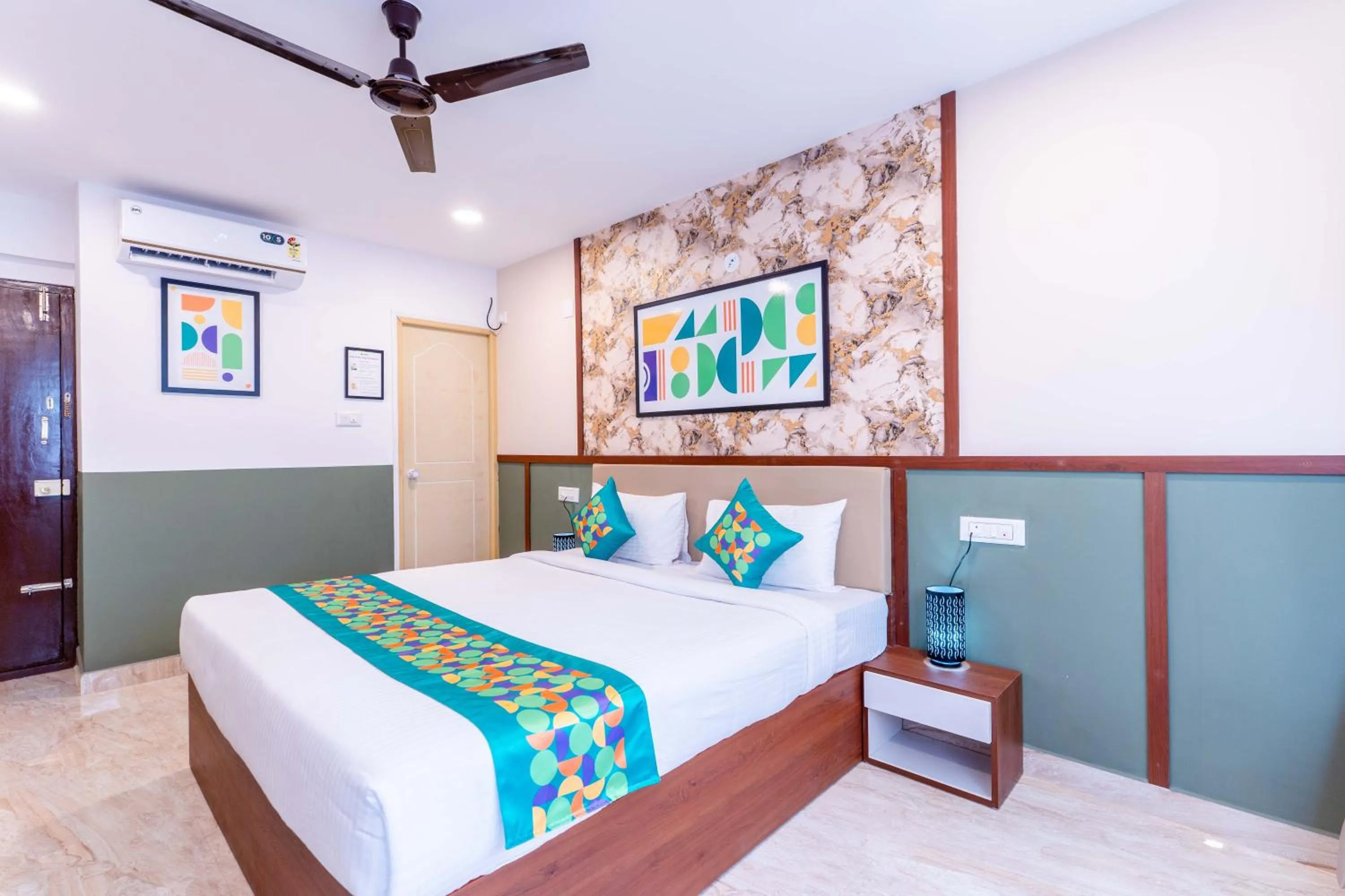 Bedroom, Bed in Treebo Emirates Suites Indiranagar