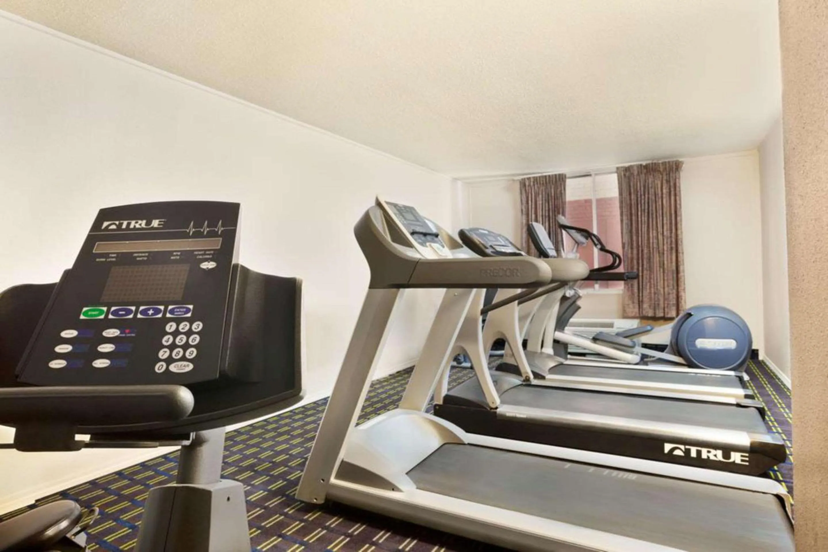 Fitness centre/facilities in Express Inn and Suites