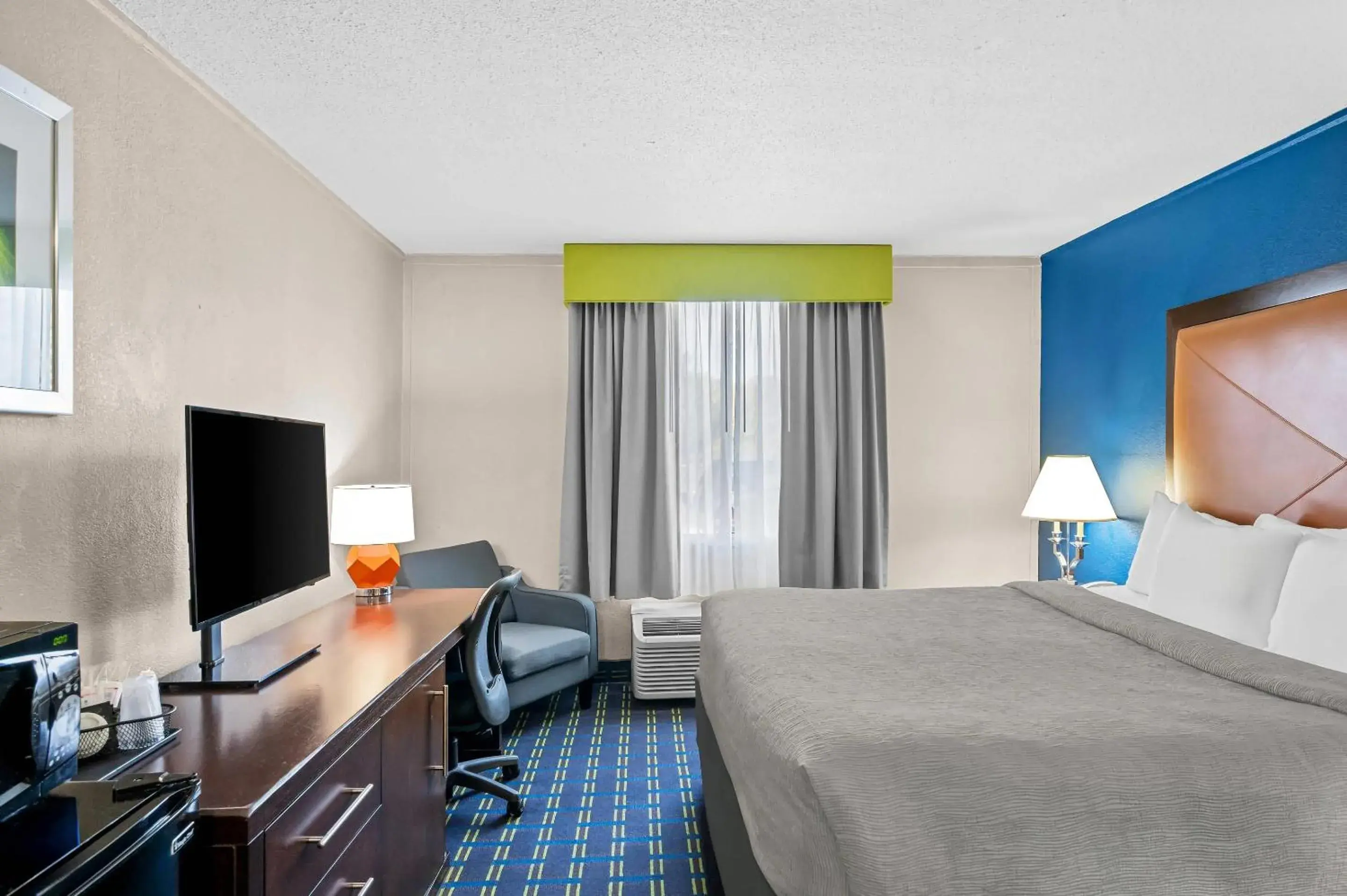 Bedroom, Bed in Quality Inn Little Rock on I-30 Near Littlerock airport Bedroom, Bed in Quality Inn Little Rock on I-30 Near Littlerock airport