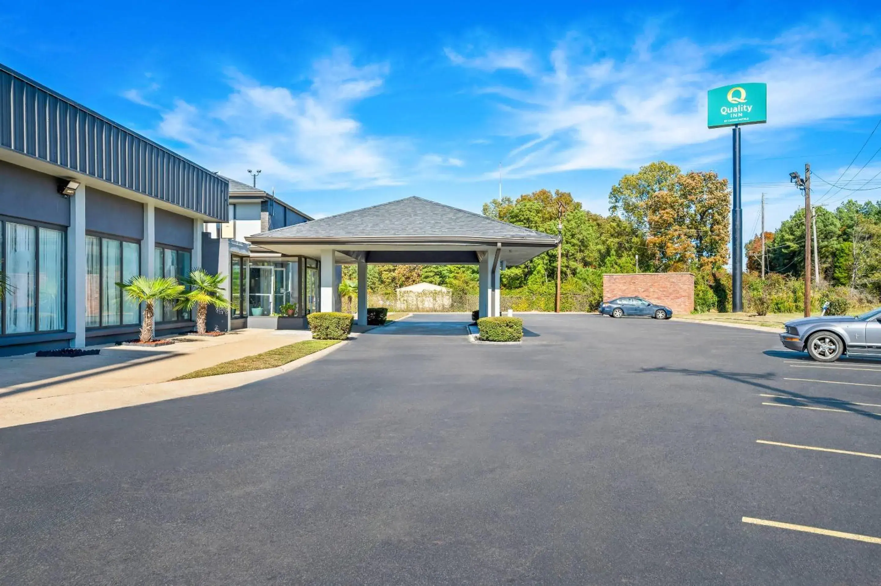 Property building in Quality Inn Little Rock on I-30 Near Littlerock airport Property building in Quality Inn Little Rock on I-30 Near Littlerock airport