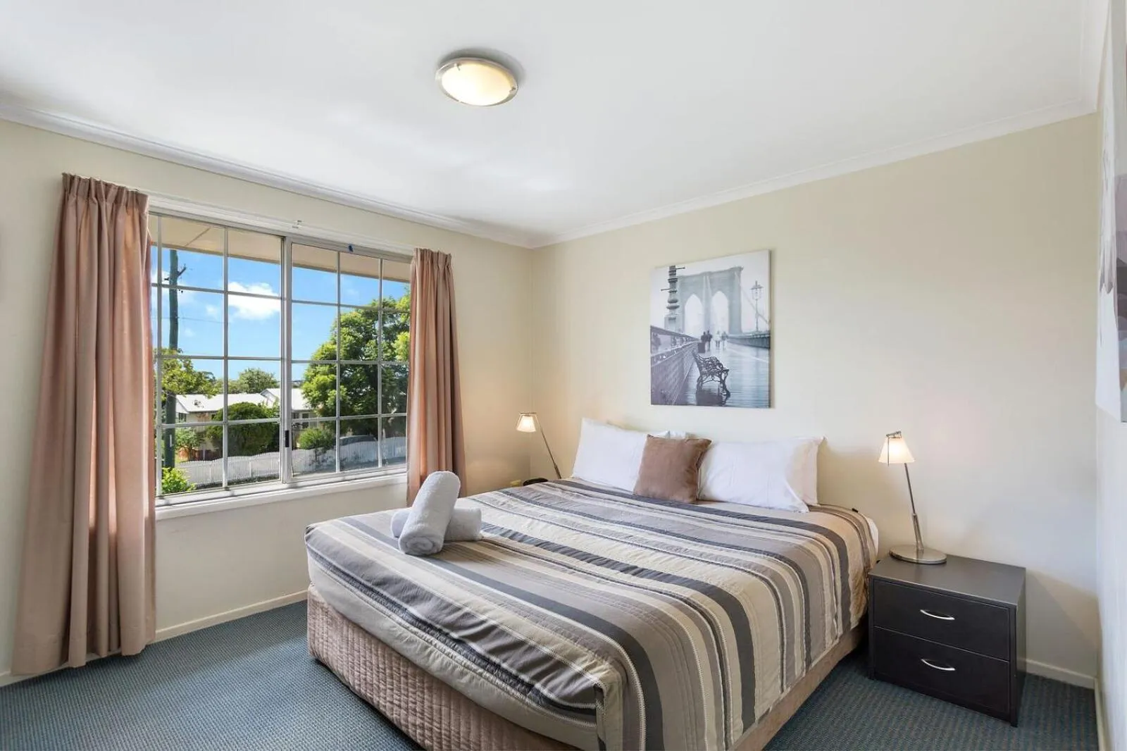 Bed in Clifford Park Motor Inn