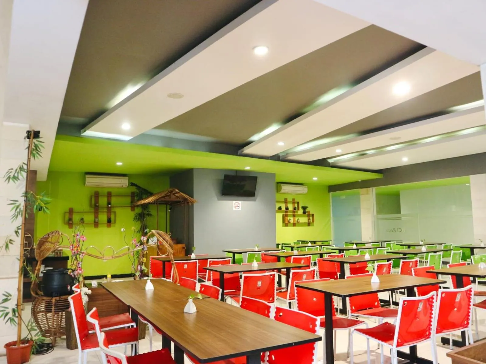 Restaurant/places to eat in Hotel Candi Indah Akpol Semarang