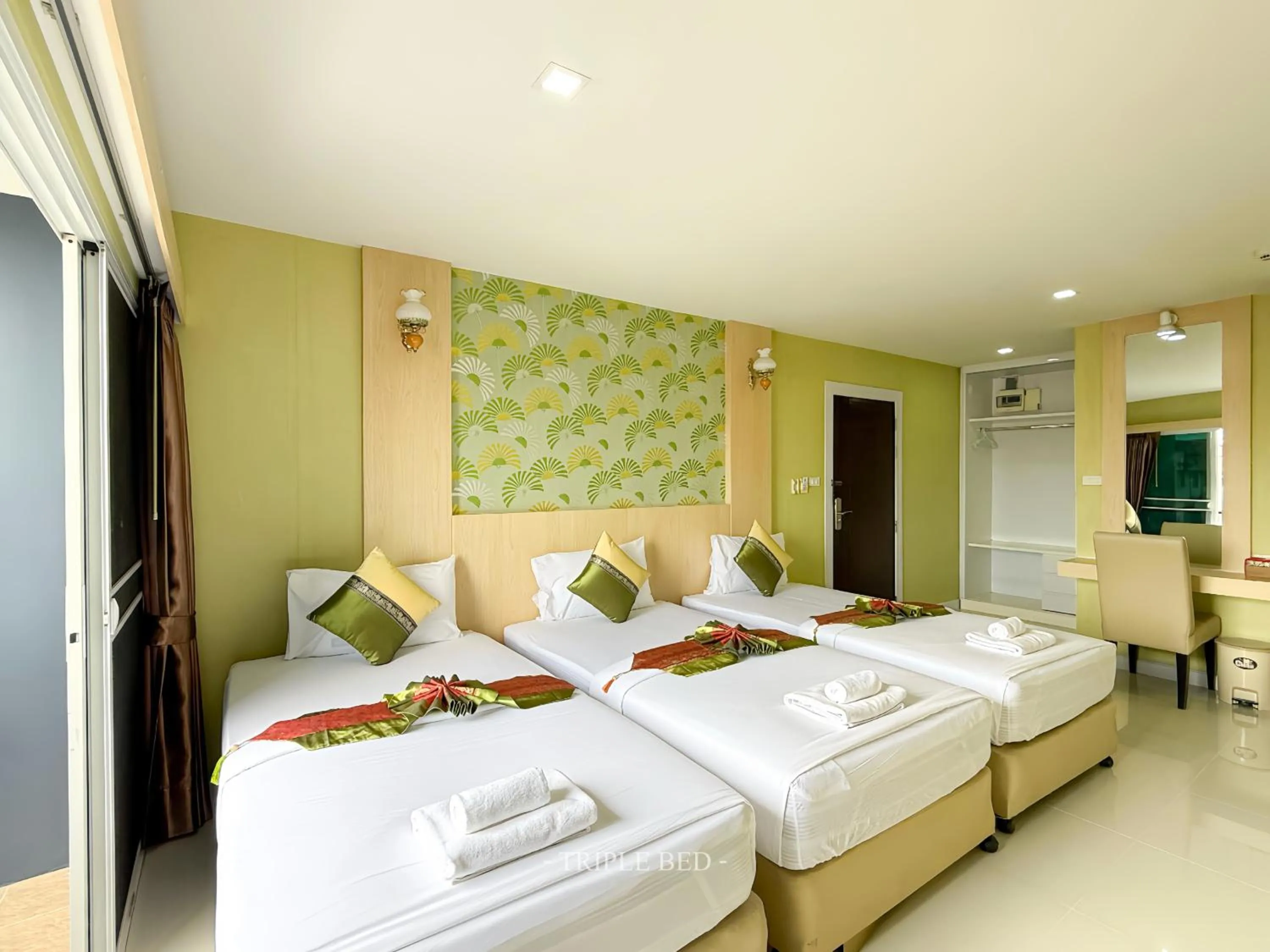 Bedroom, Bed in Family Hotel Khon Kaen - แฟมิลี่ โฮเทล ขอนแก่น