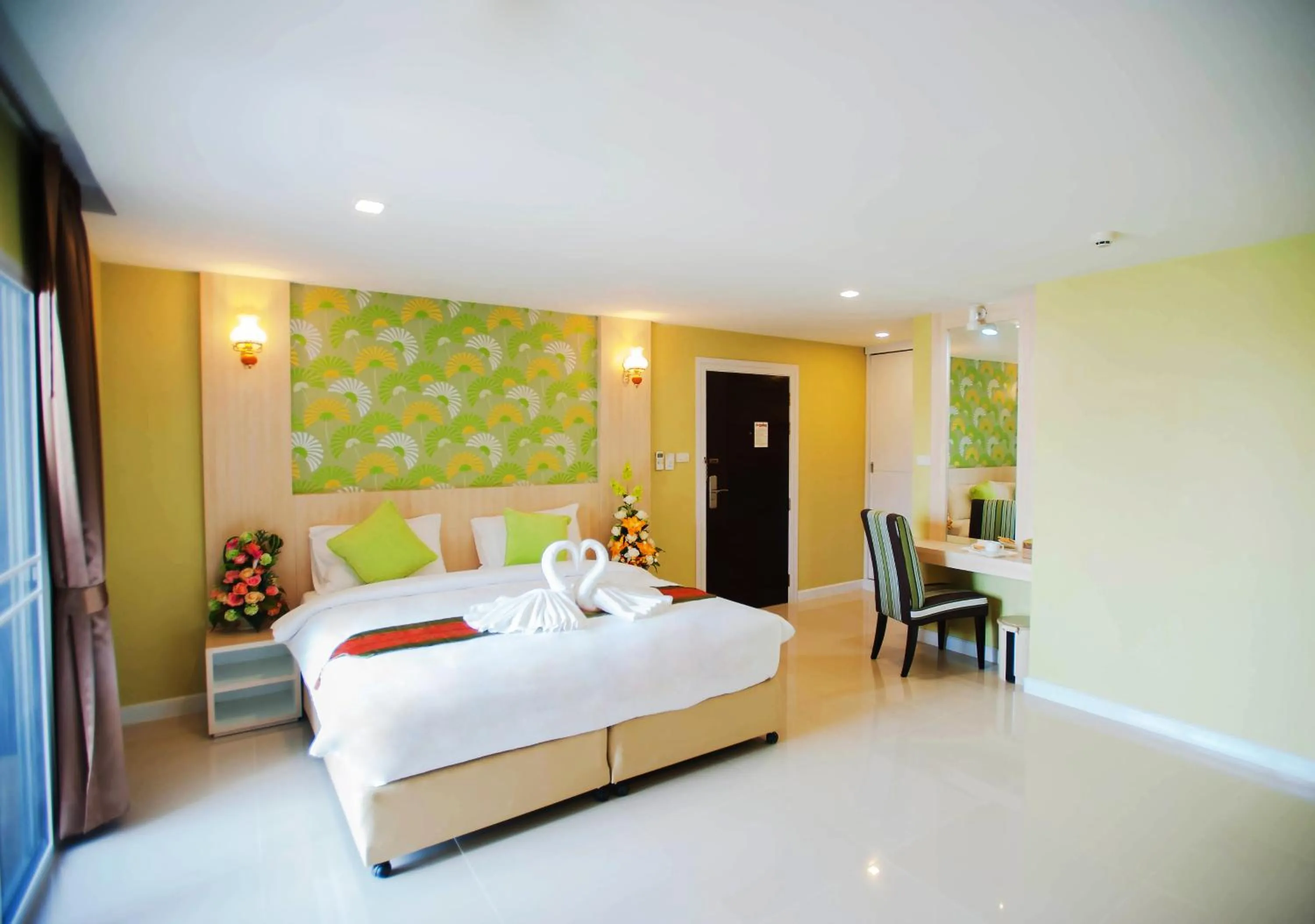 Photo of the whole room, Bed in Family Hotel Khon Kaen - แฟมิลี่ โฮเทล ขอนแก่น