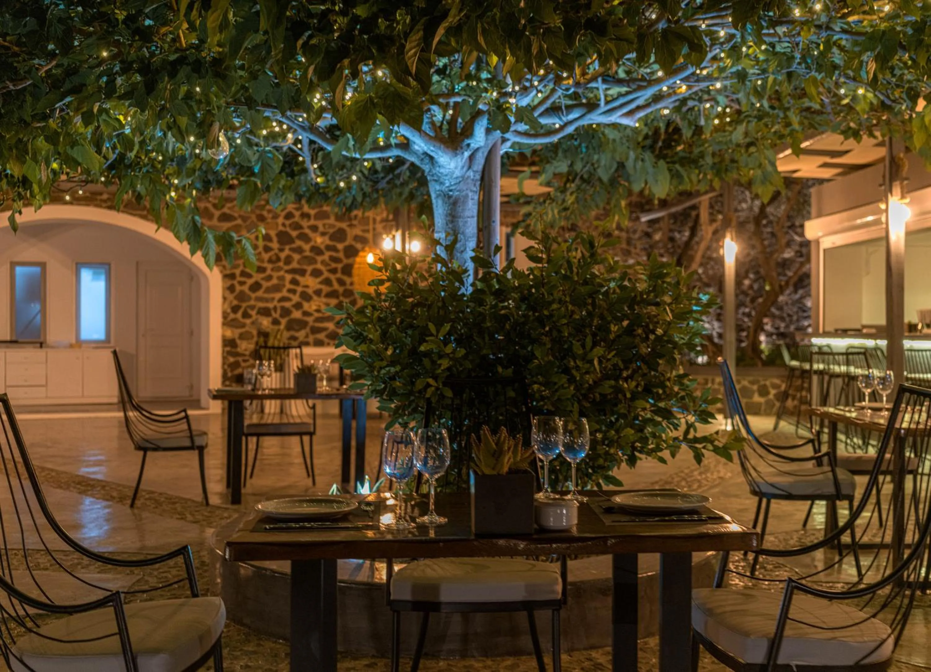 Restaurant/places to eat in Amber Light Villas