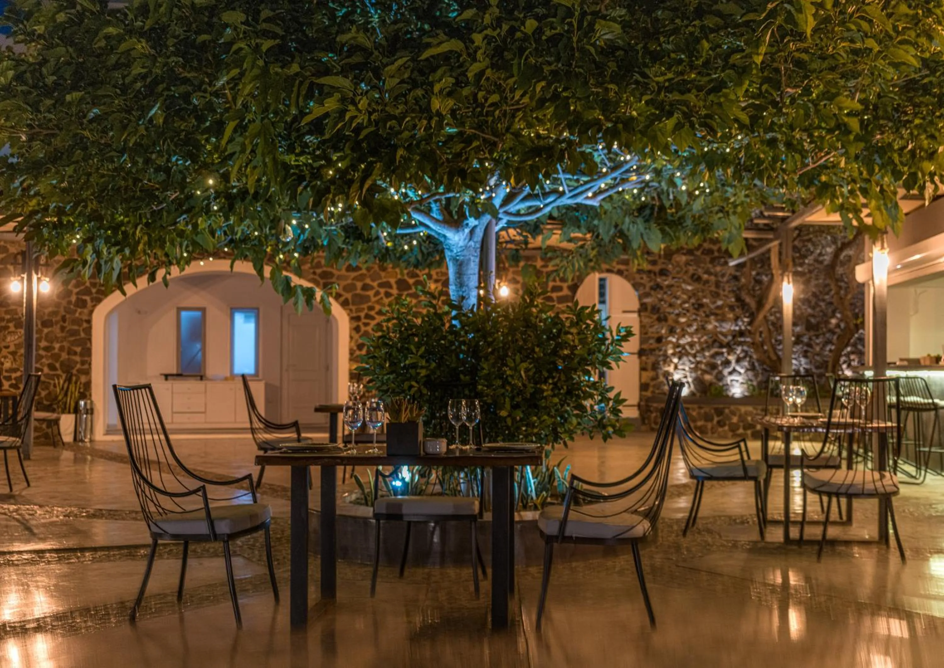 Restaurant/places to eat in Amber Light Villas