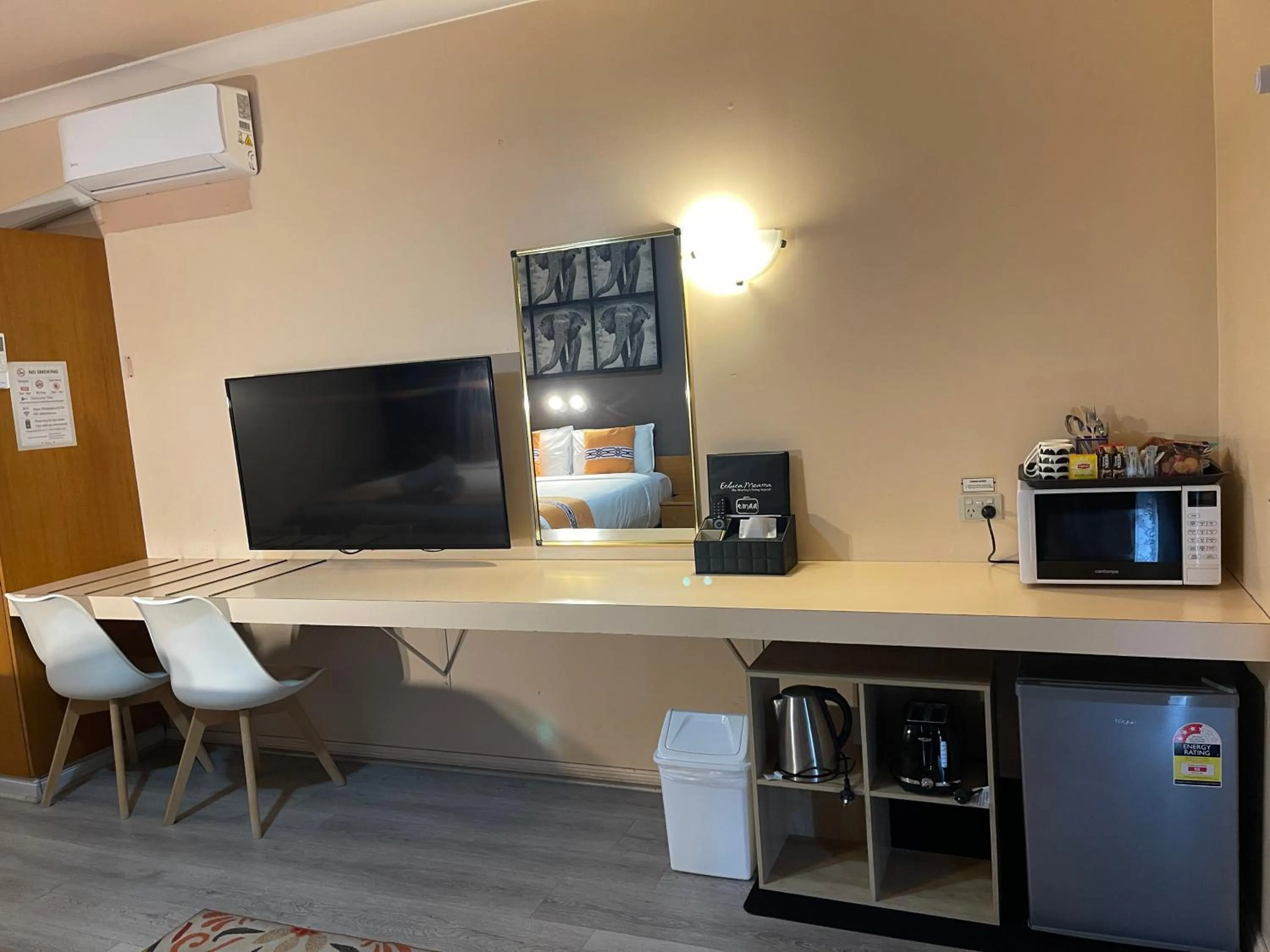 Photo of the whole room in Philadelphia Motor Inn